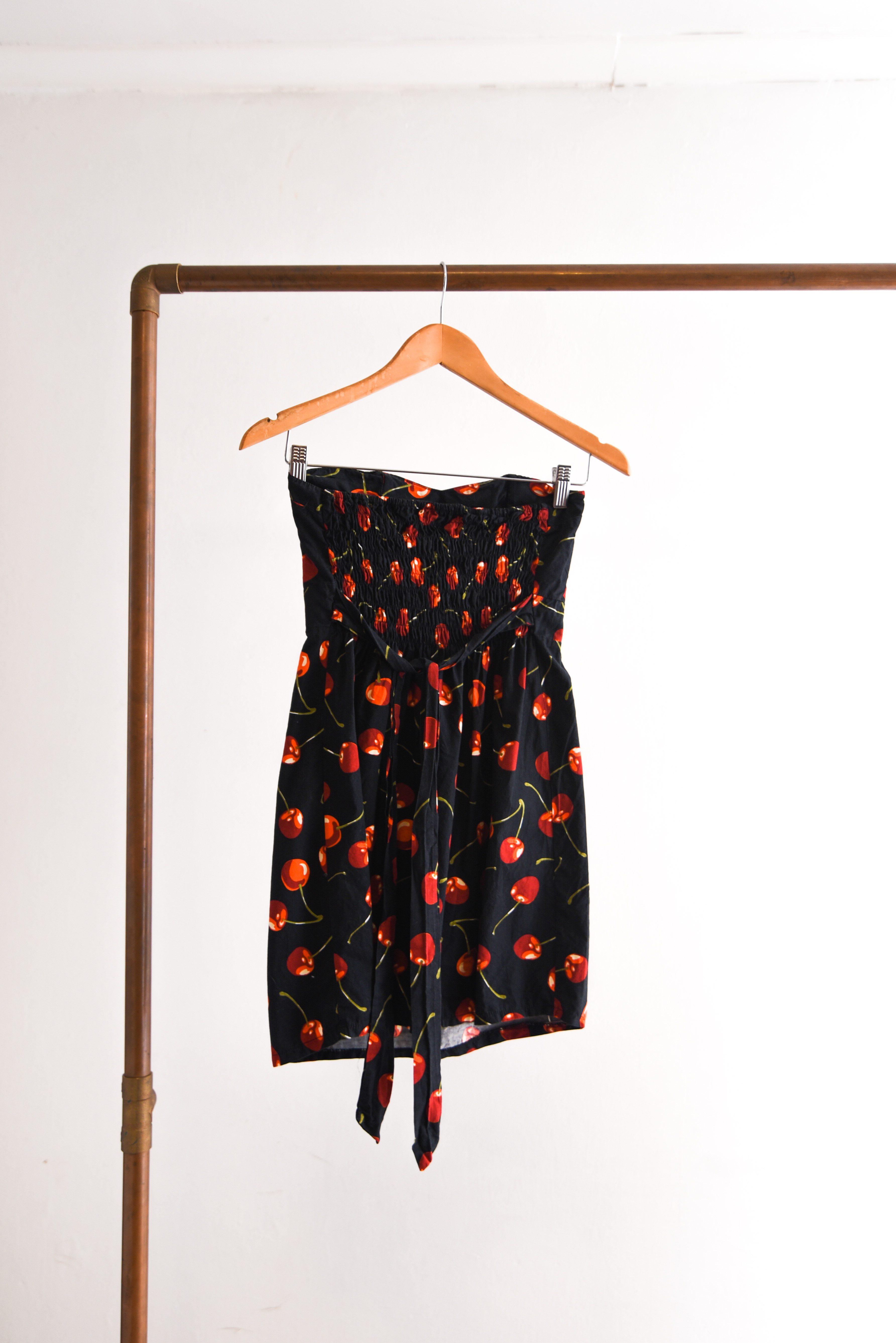 Vestido strapless cherry print