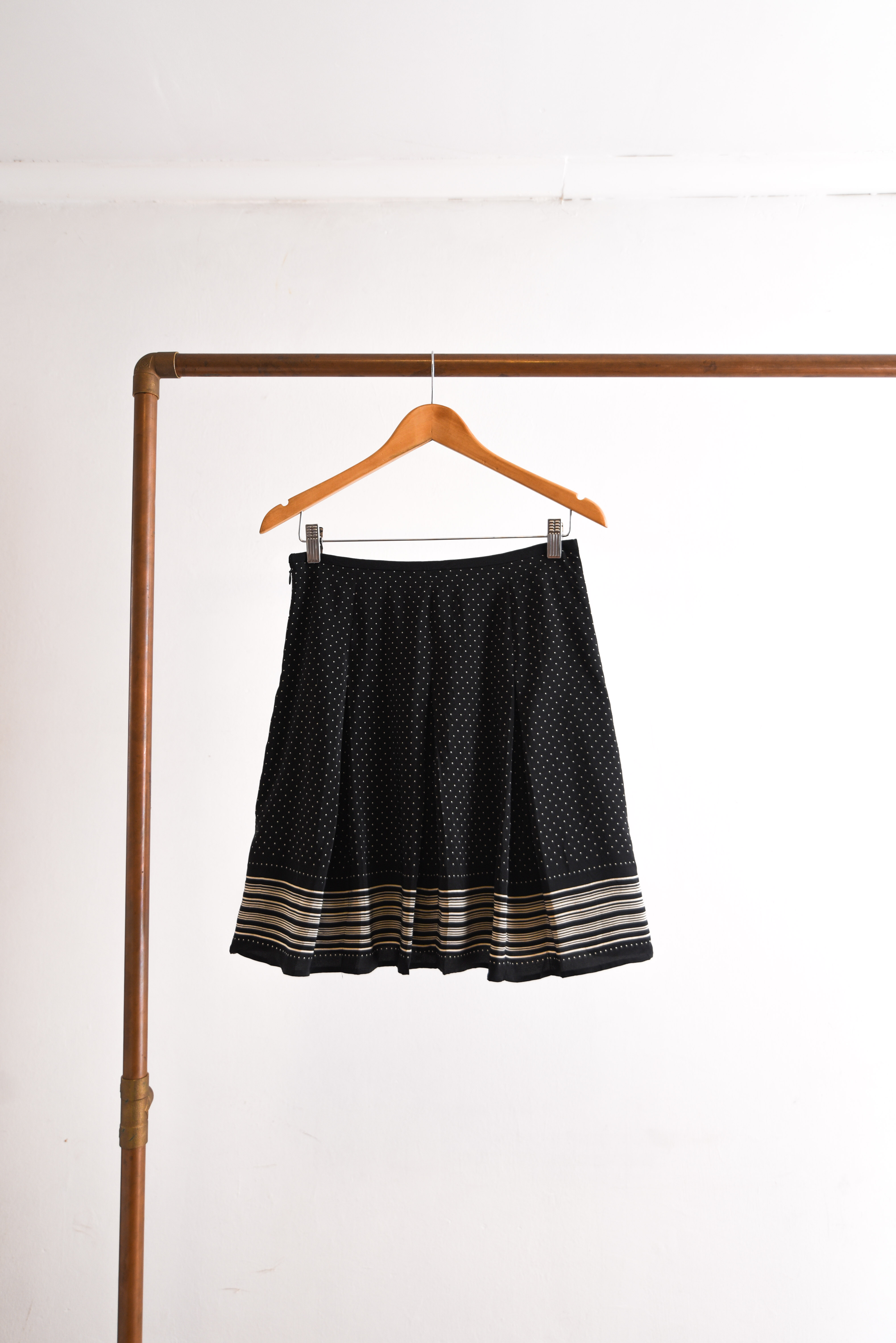 Falda negra seda dots