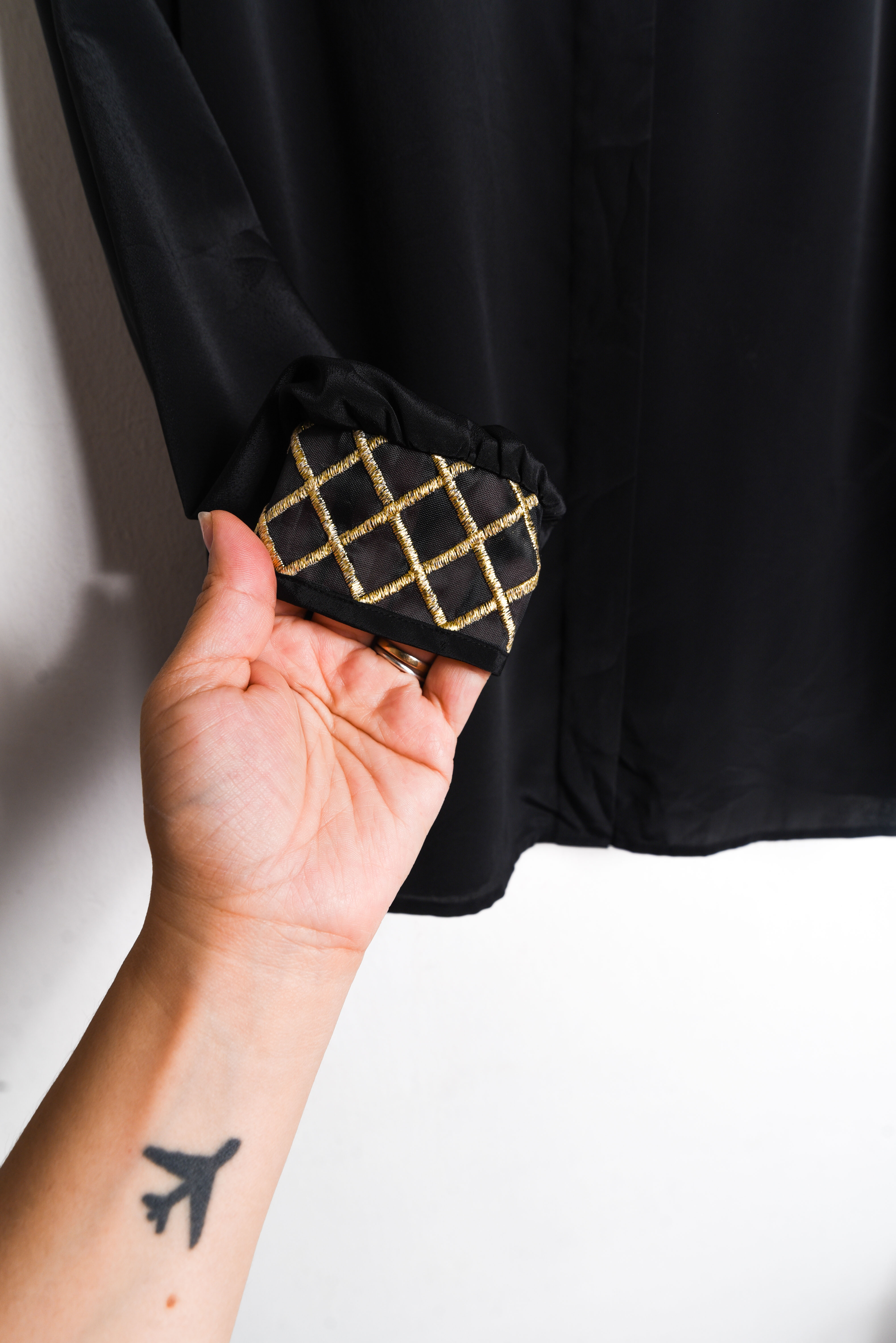 Blusa negra y dorado vintage