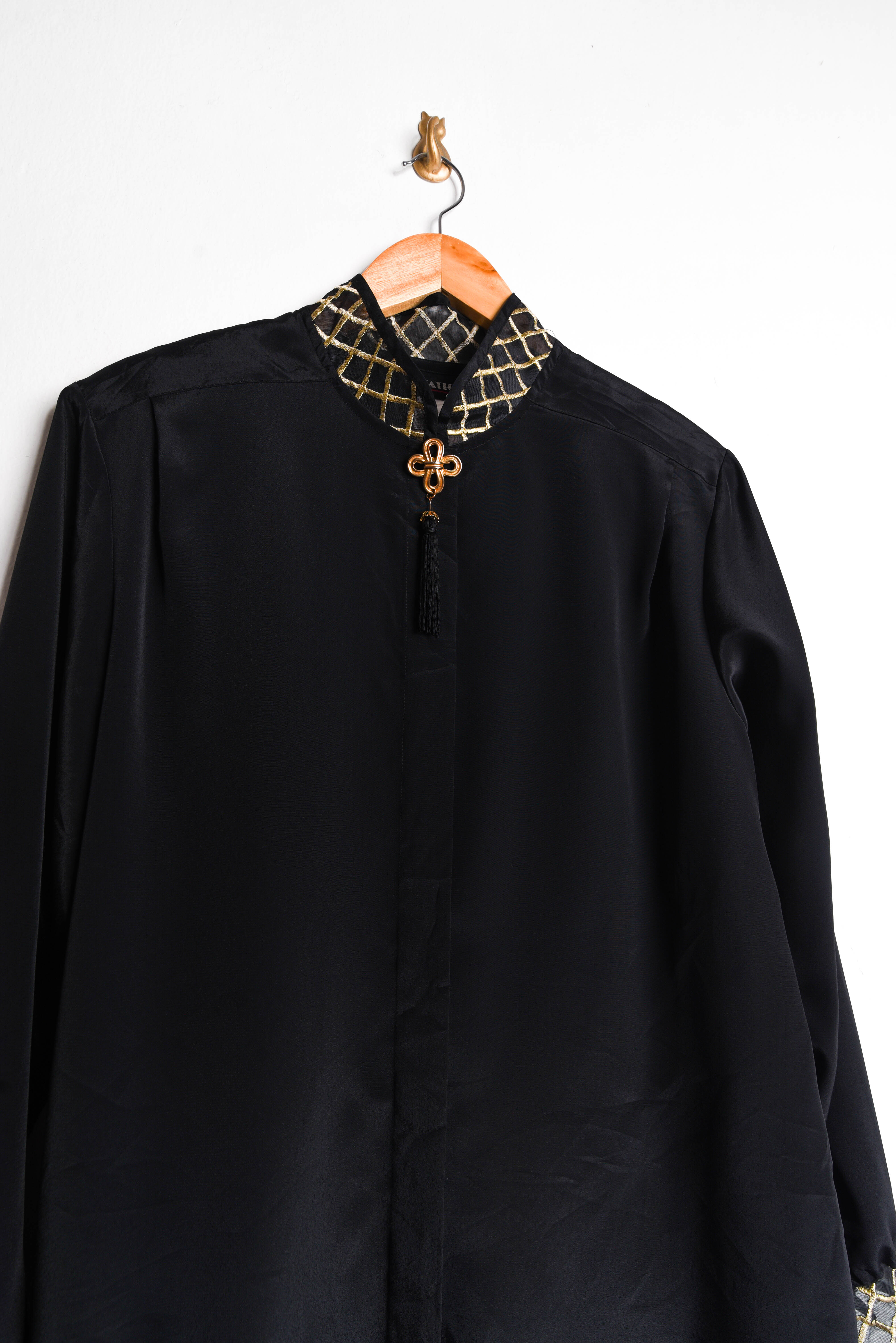 Blusa negra y dorado vintage