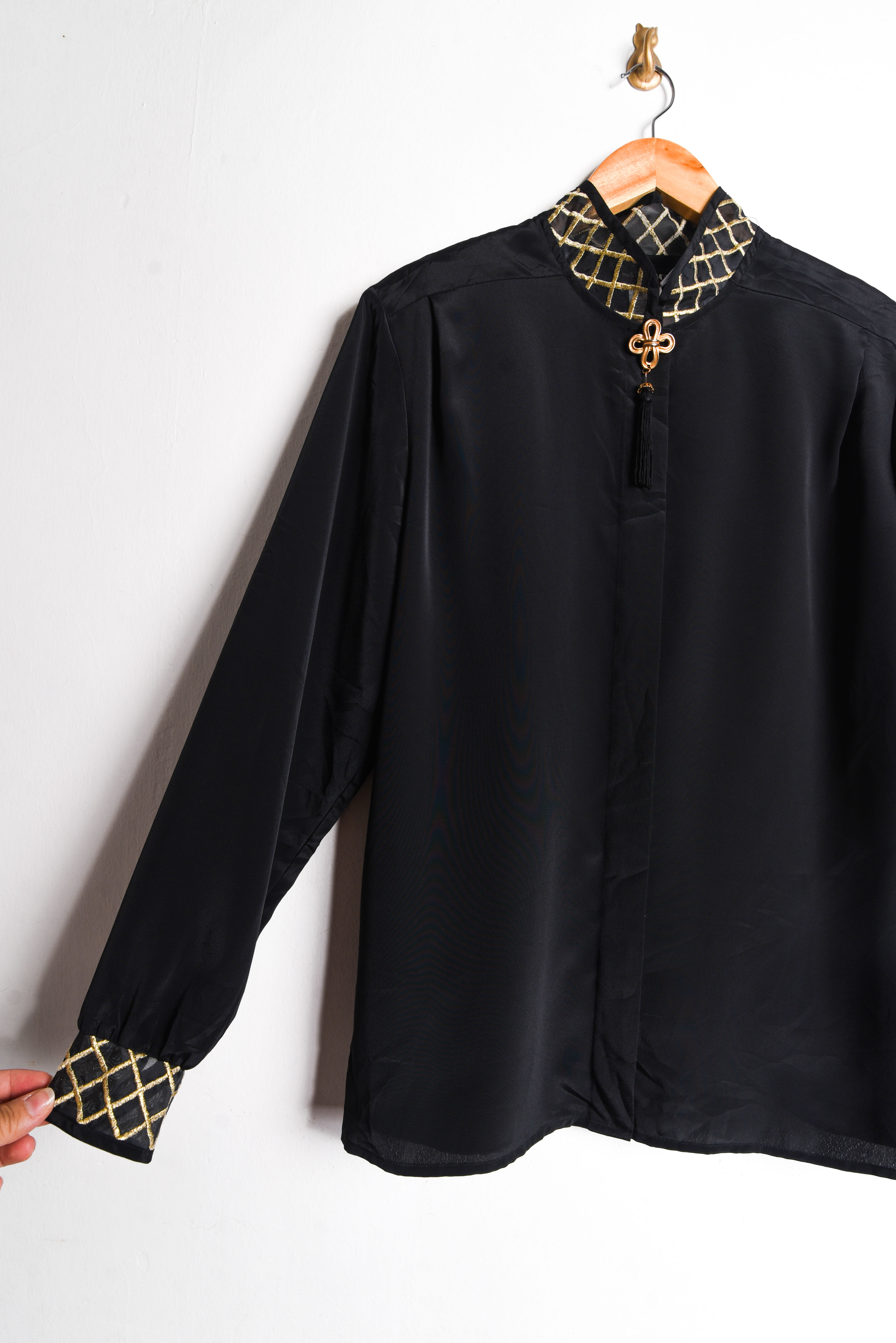 Blusa negra y dorado vintage