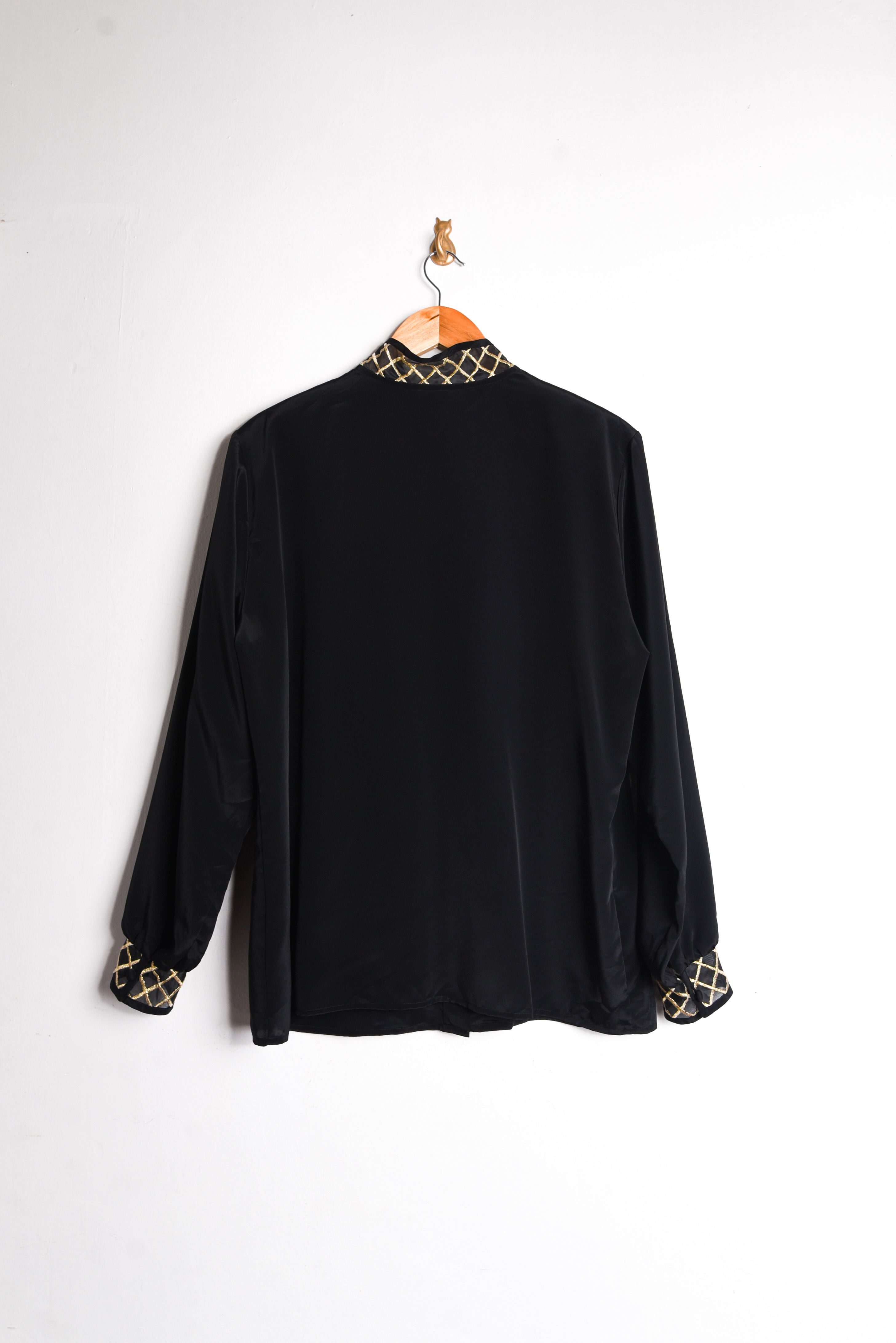Blusa negra y dorado vintage