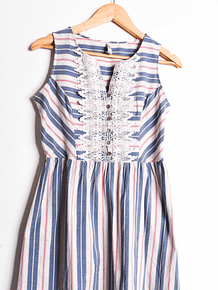 Vestido celeste rayado broderie