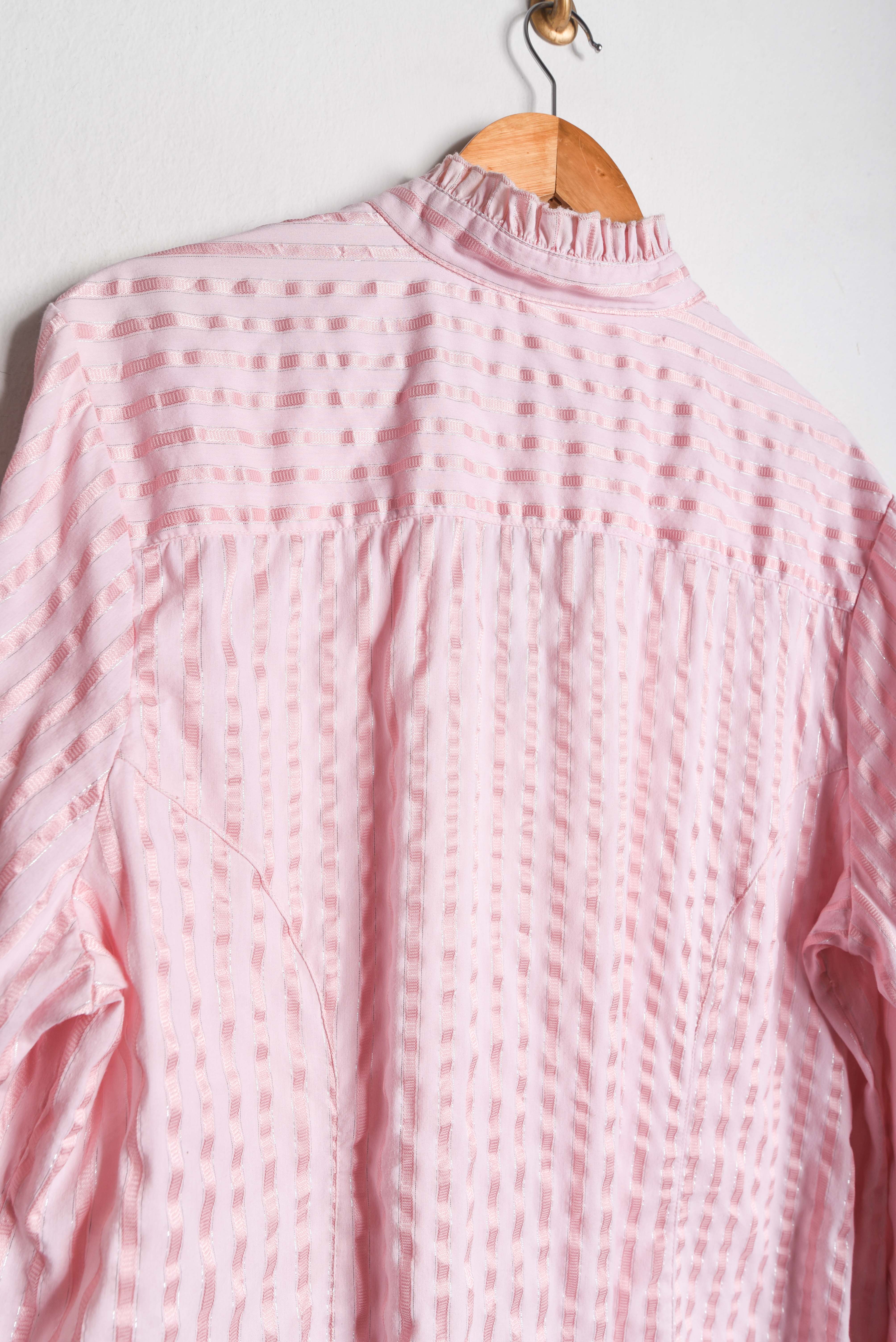 Camisa rosa pastel brillos y vuelos