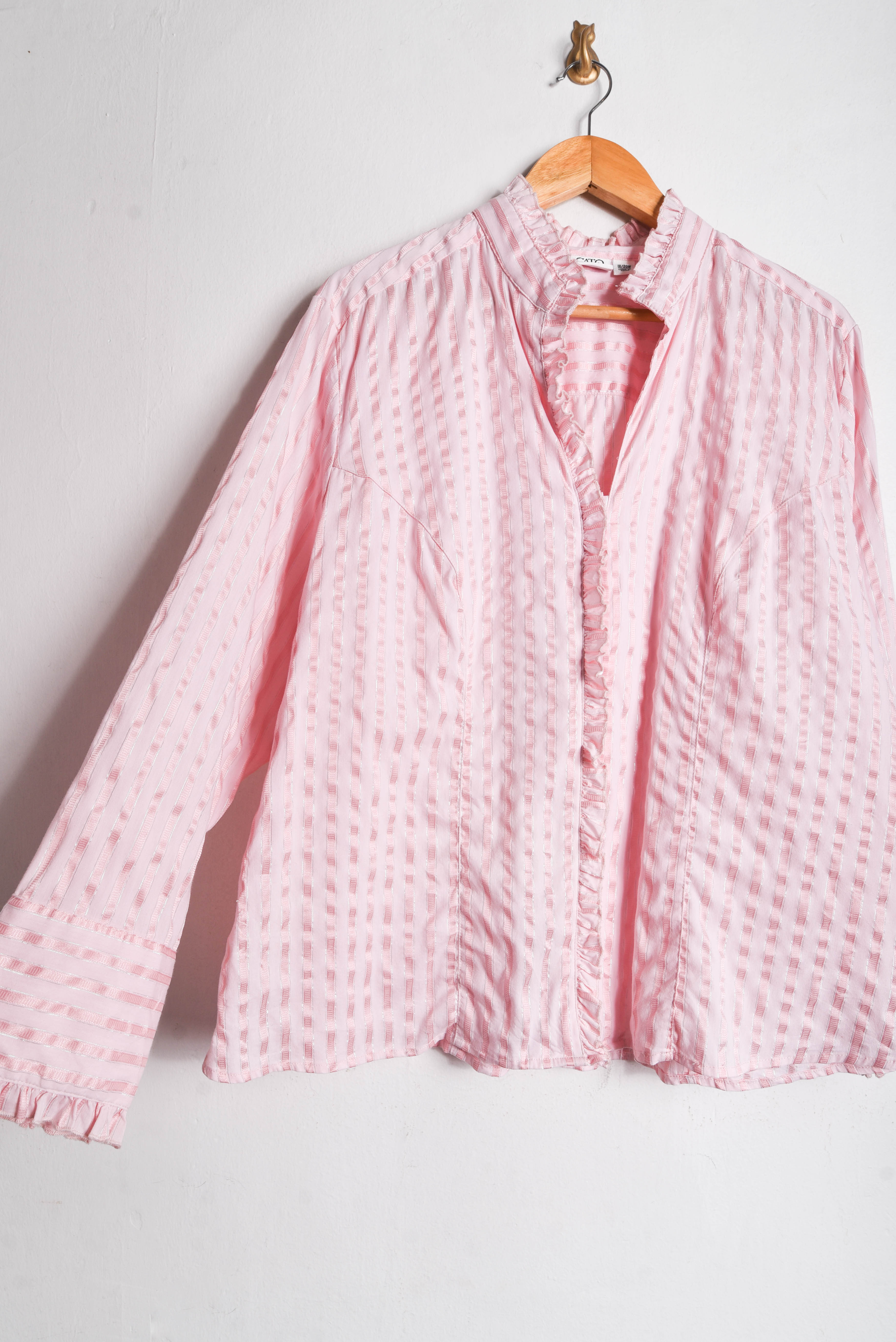 Camisa rosa pastel brillos y vuelos