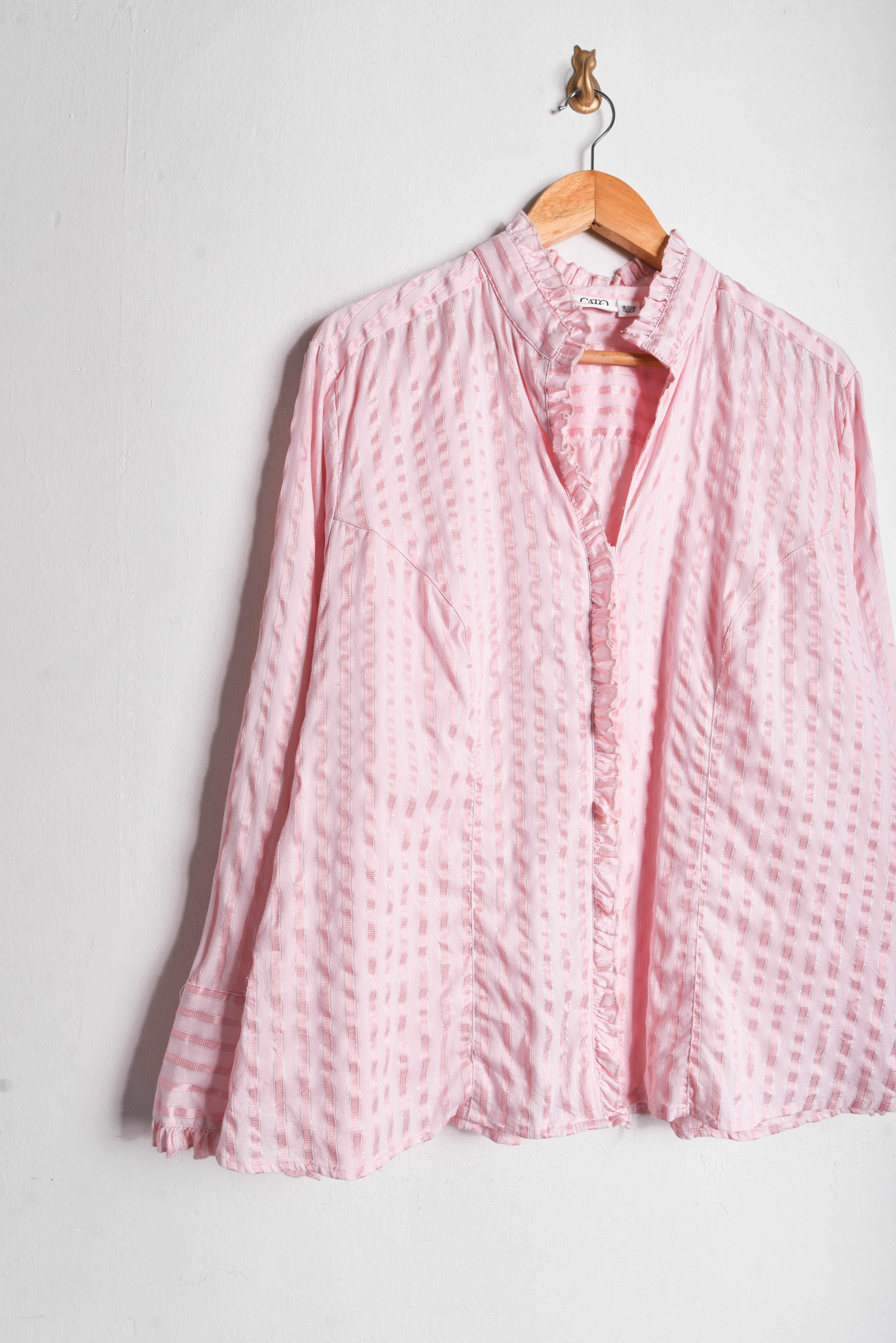 Camisa rosa pastel brillos y vuelos