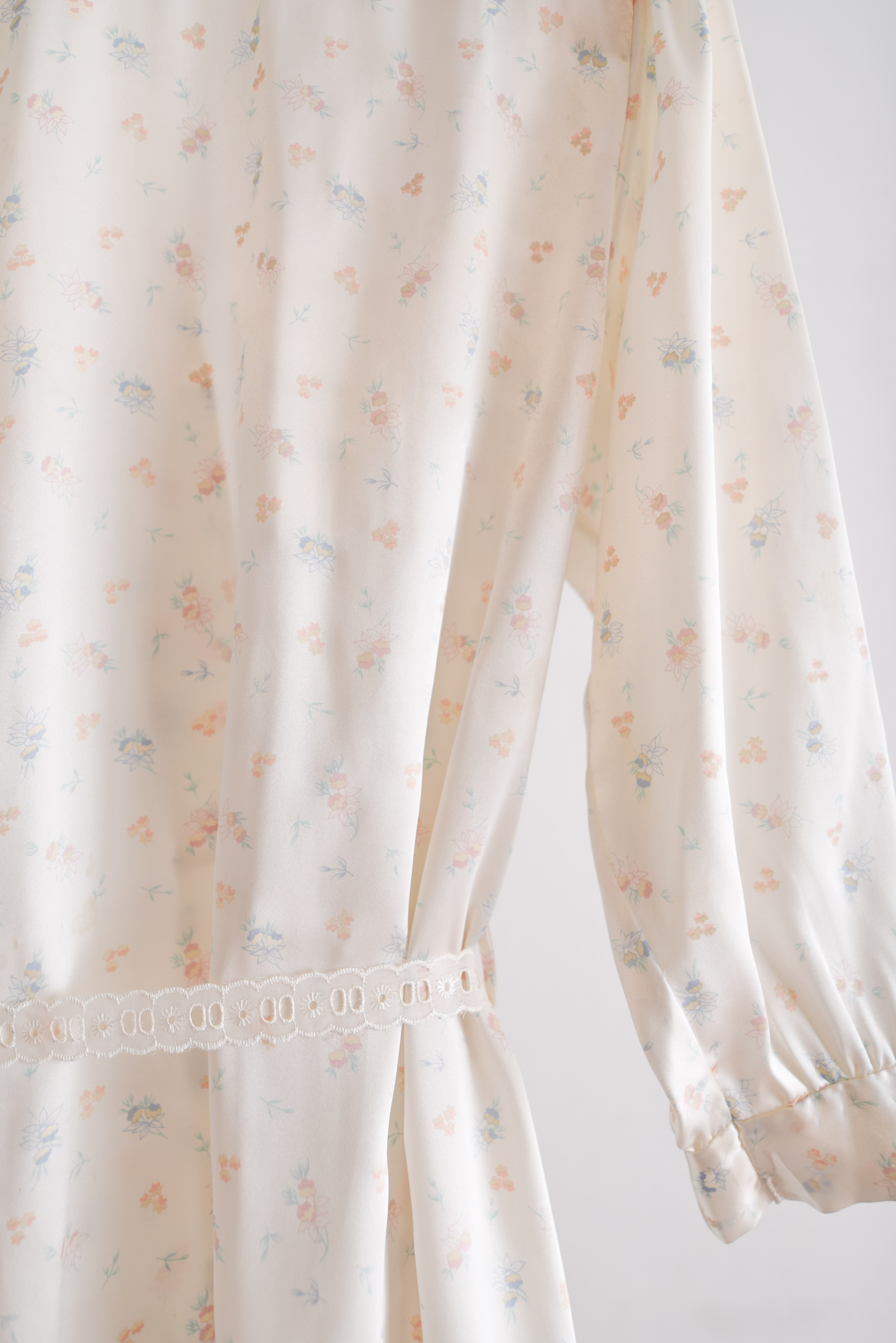 Bata lencera vintage marfil floral