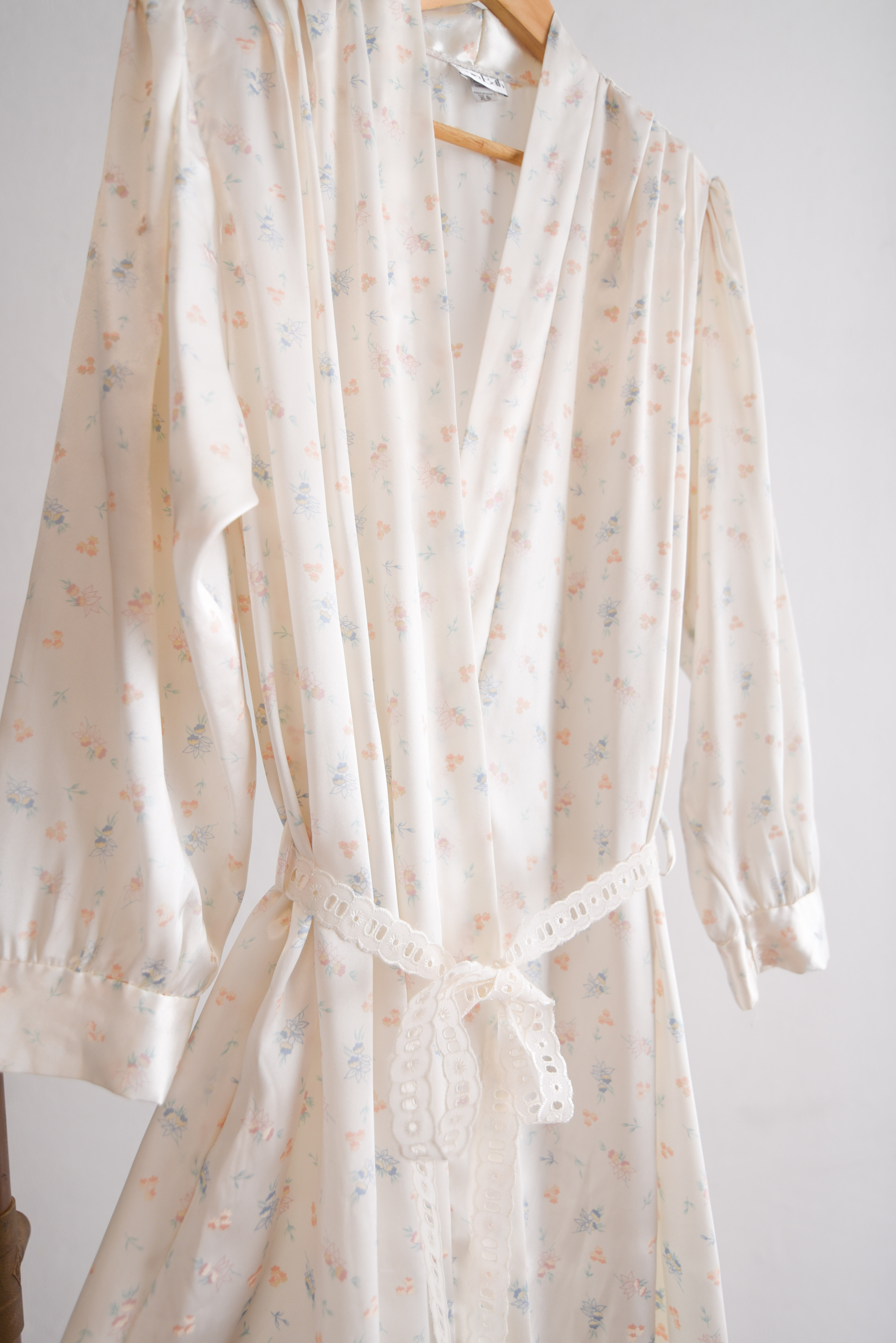 Bata lencera vintage marfil floral