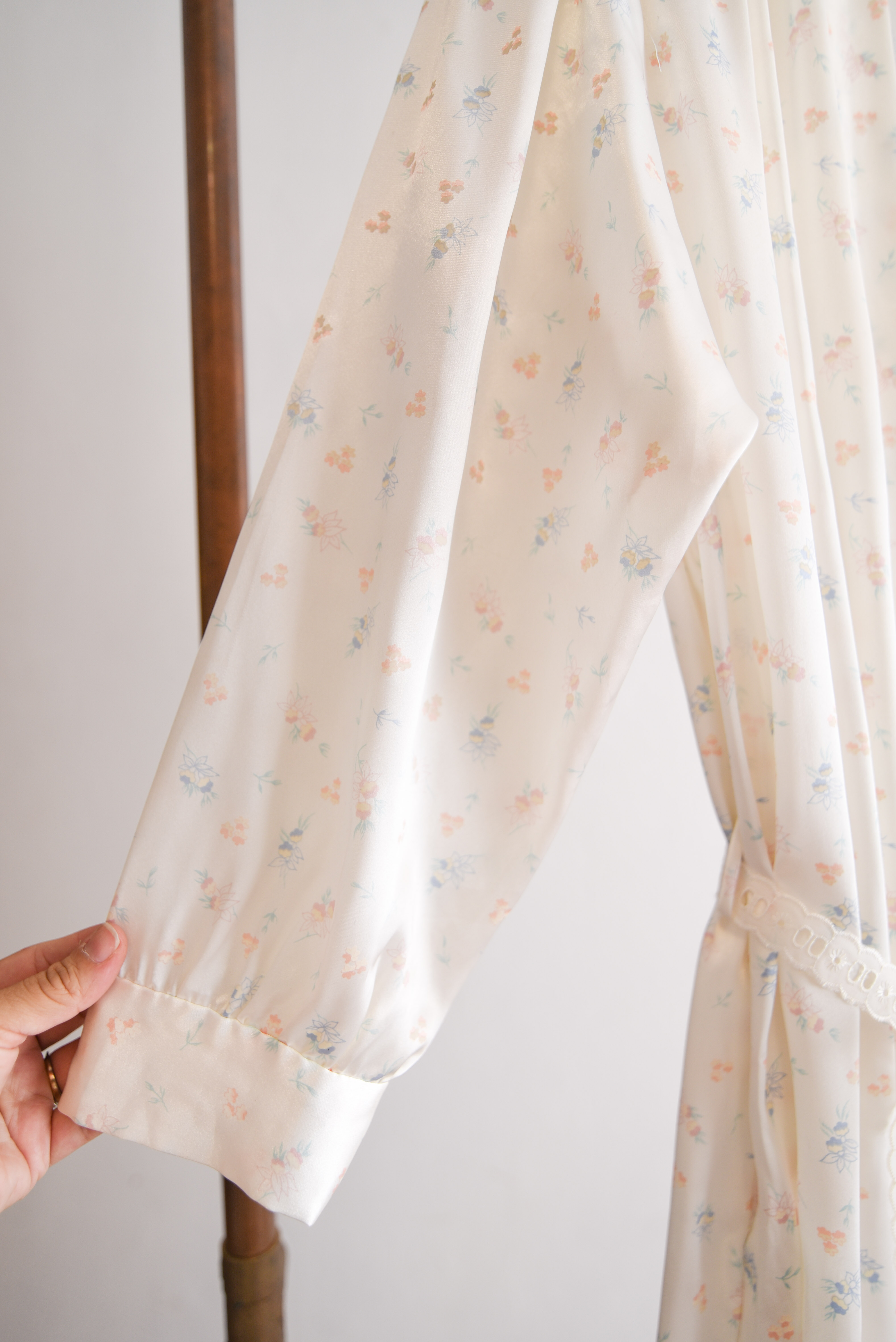 Bata lencera vintage marfil floral