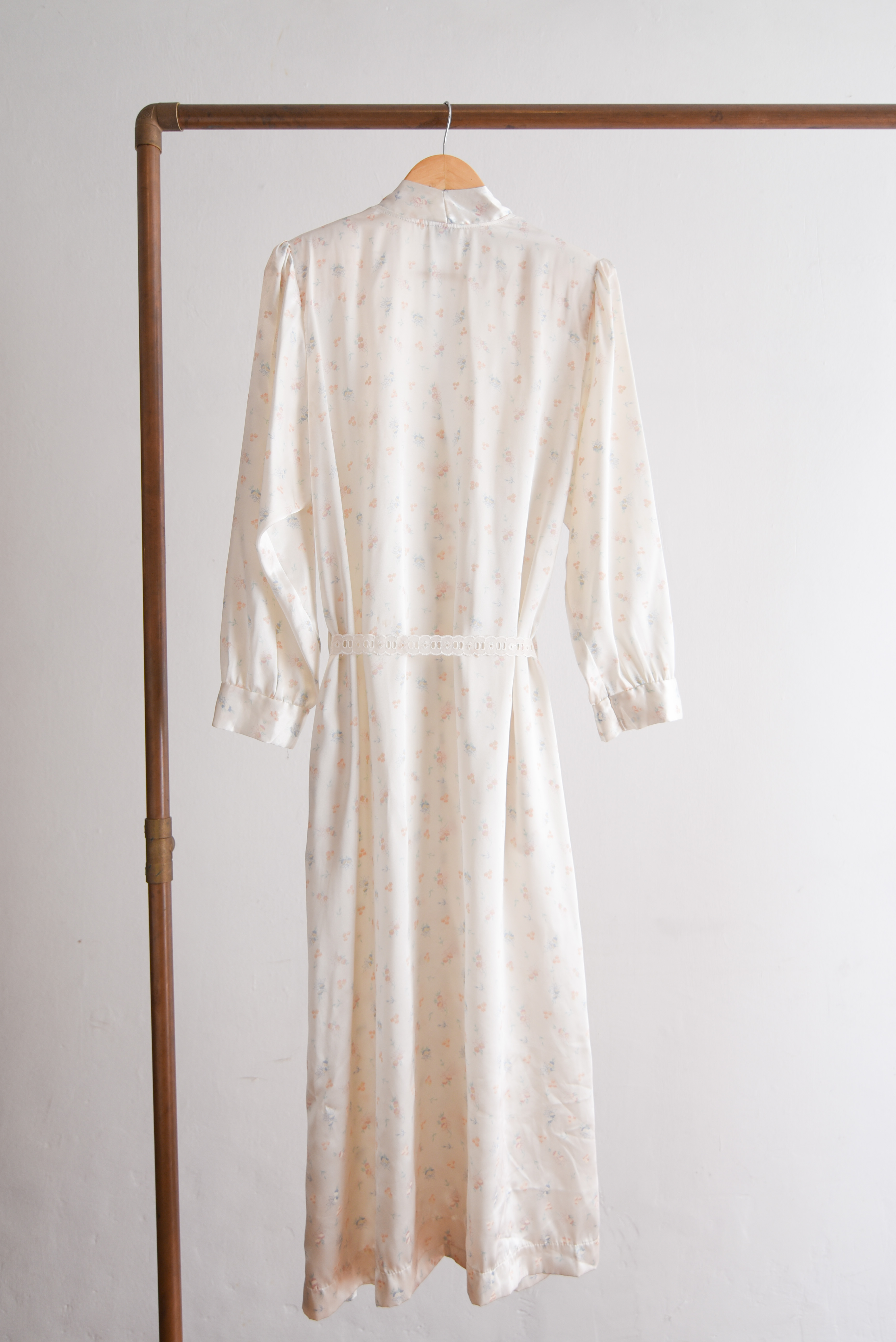 Bata lencera vintage marfil floral