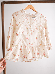 Blusa floral romántica