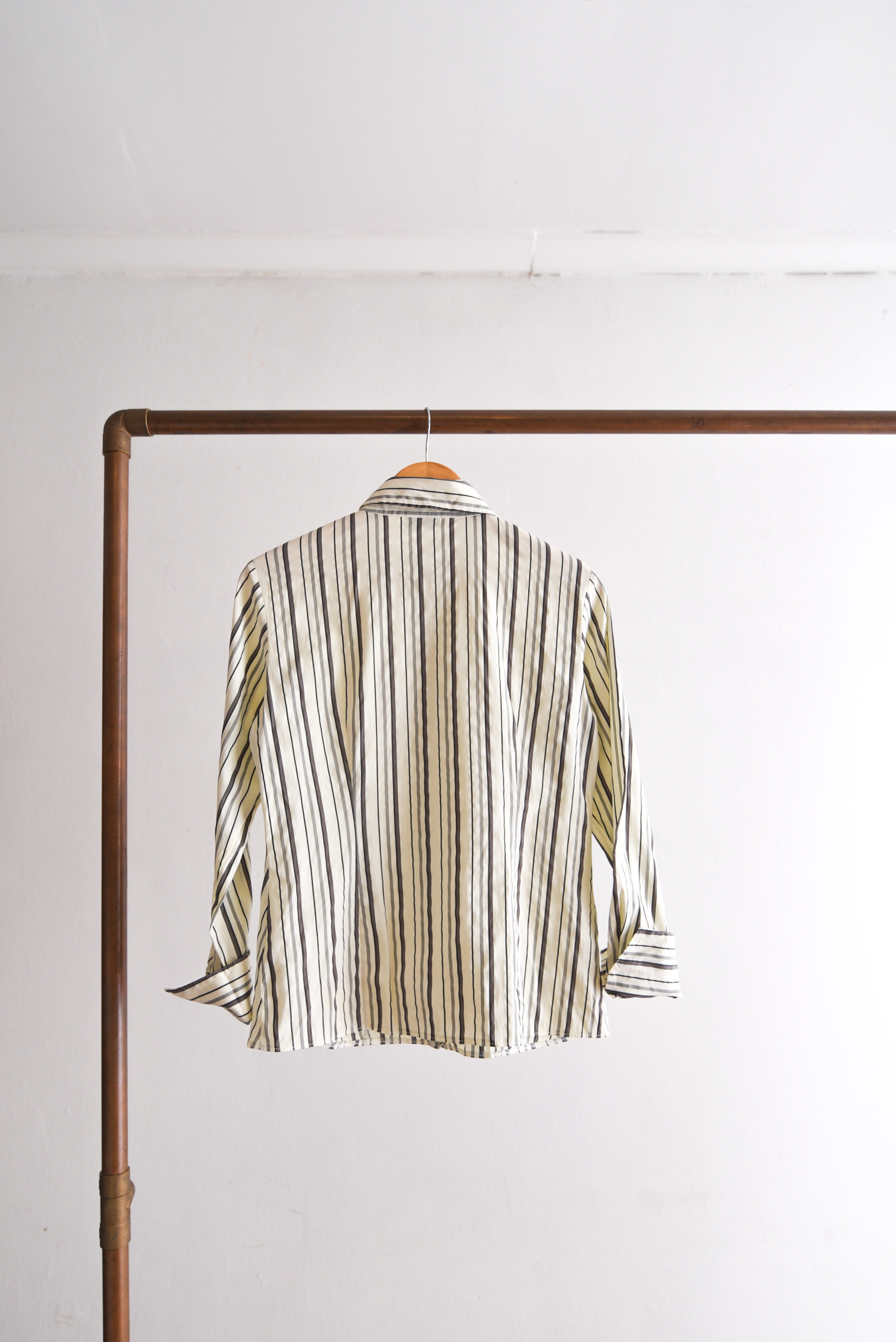 Camisa rayada marfil y gris