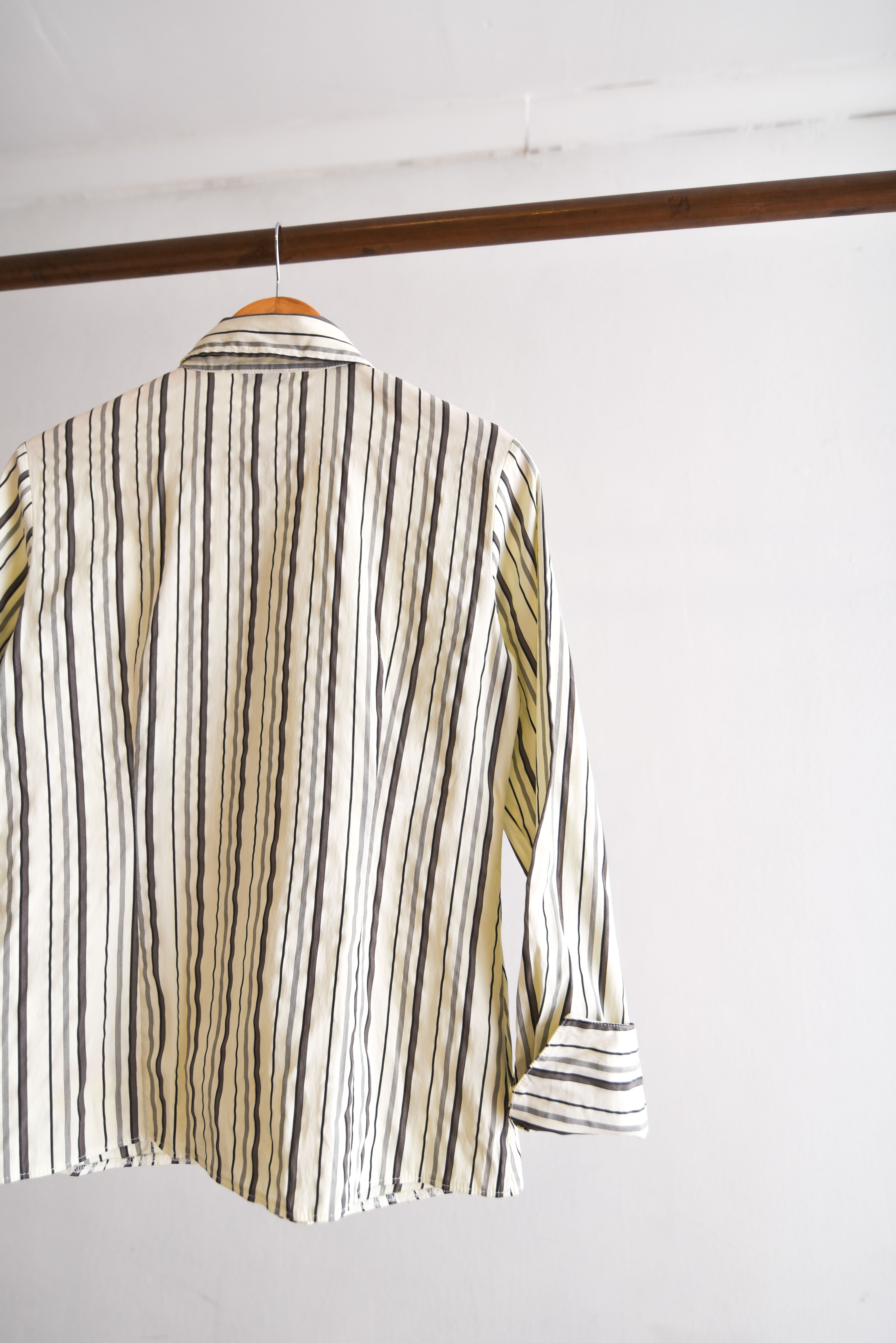 Camisa rayada marfil y gris