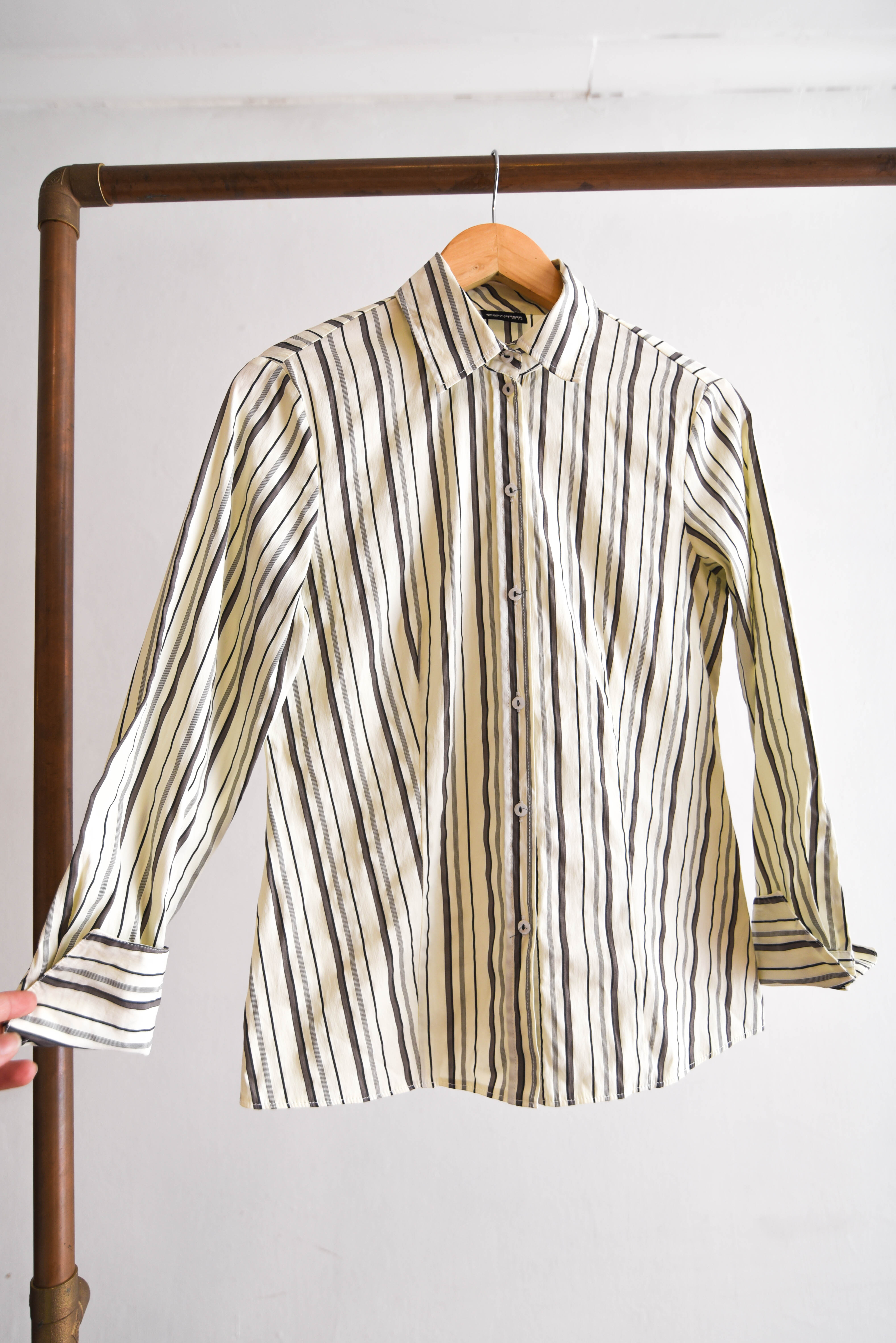 Camisa rayada marfil y gris