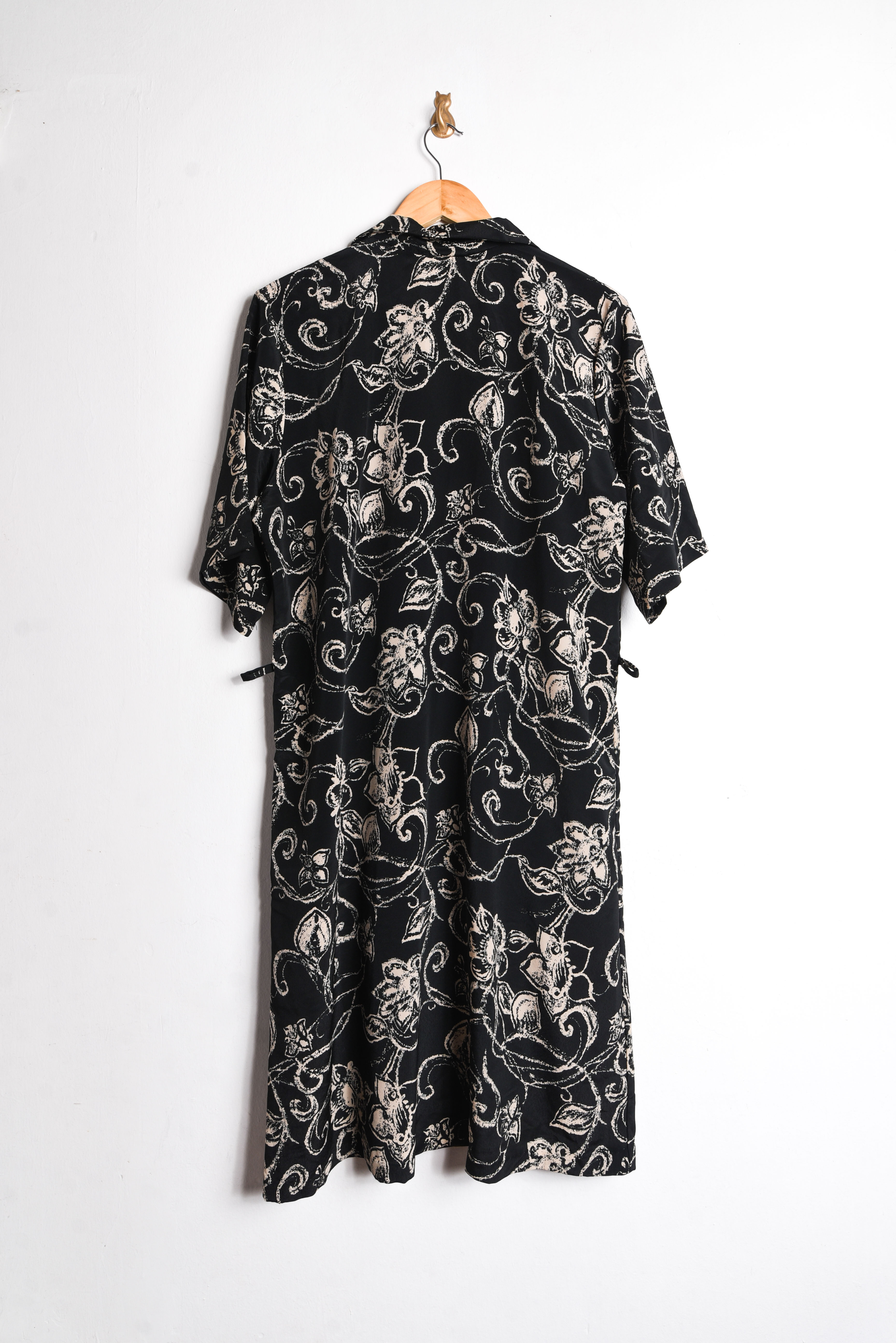 Vestido camisero negro floral