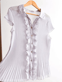 Blusa gris perla plisada
