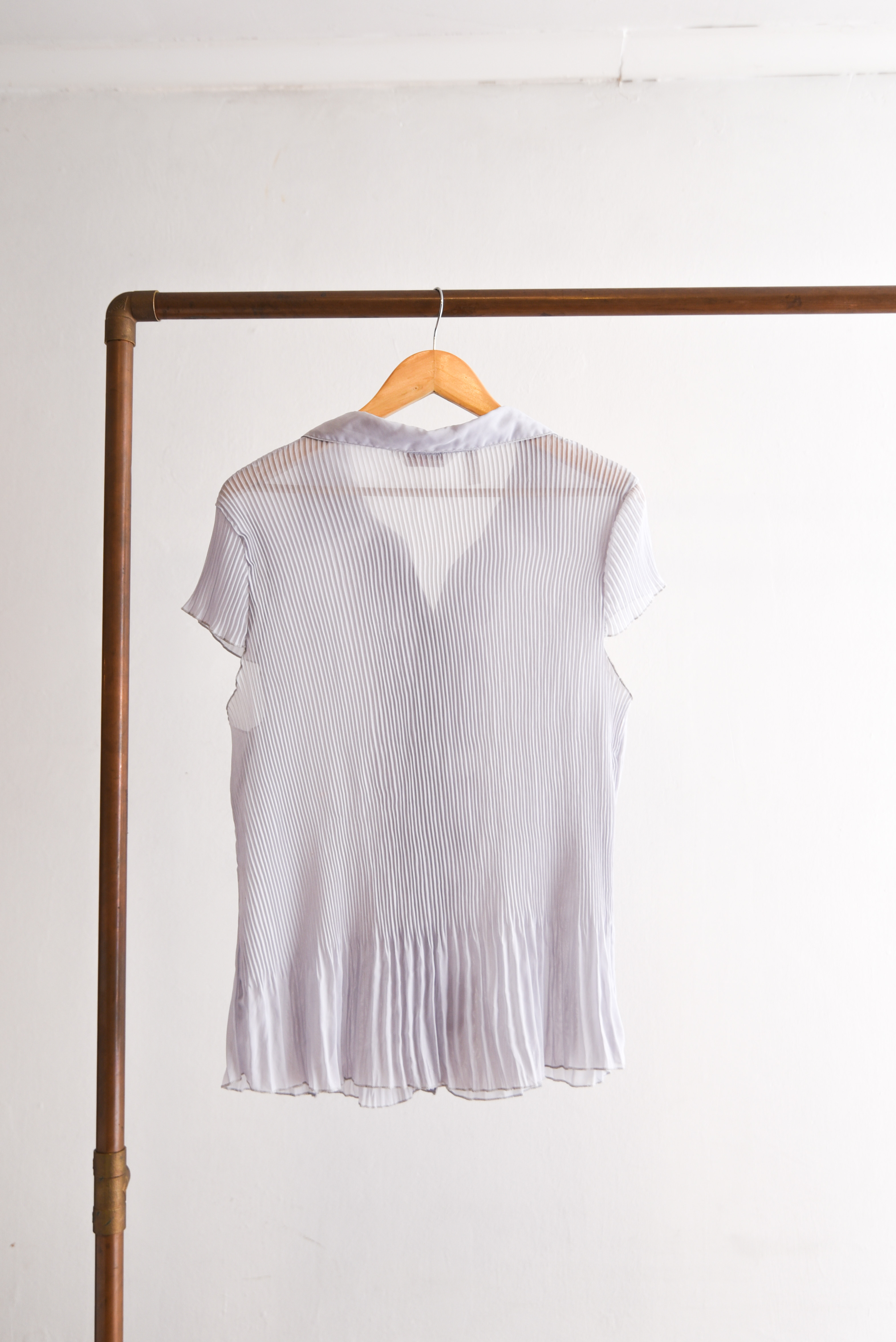 Blusa gris perla plisada