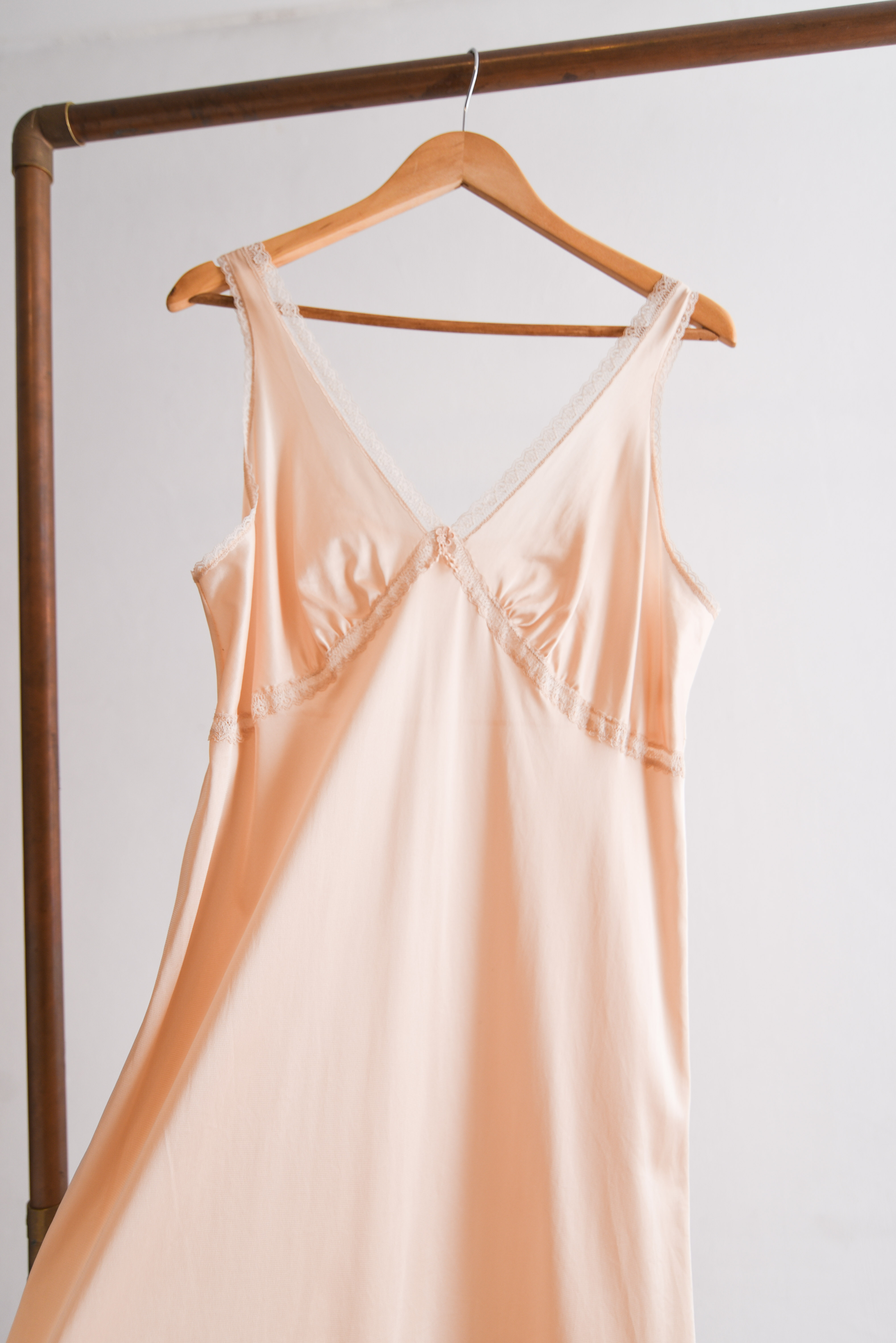 Vestido lencero nude encaje