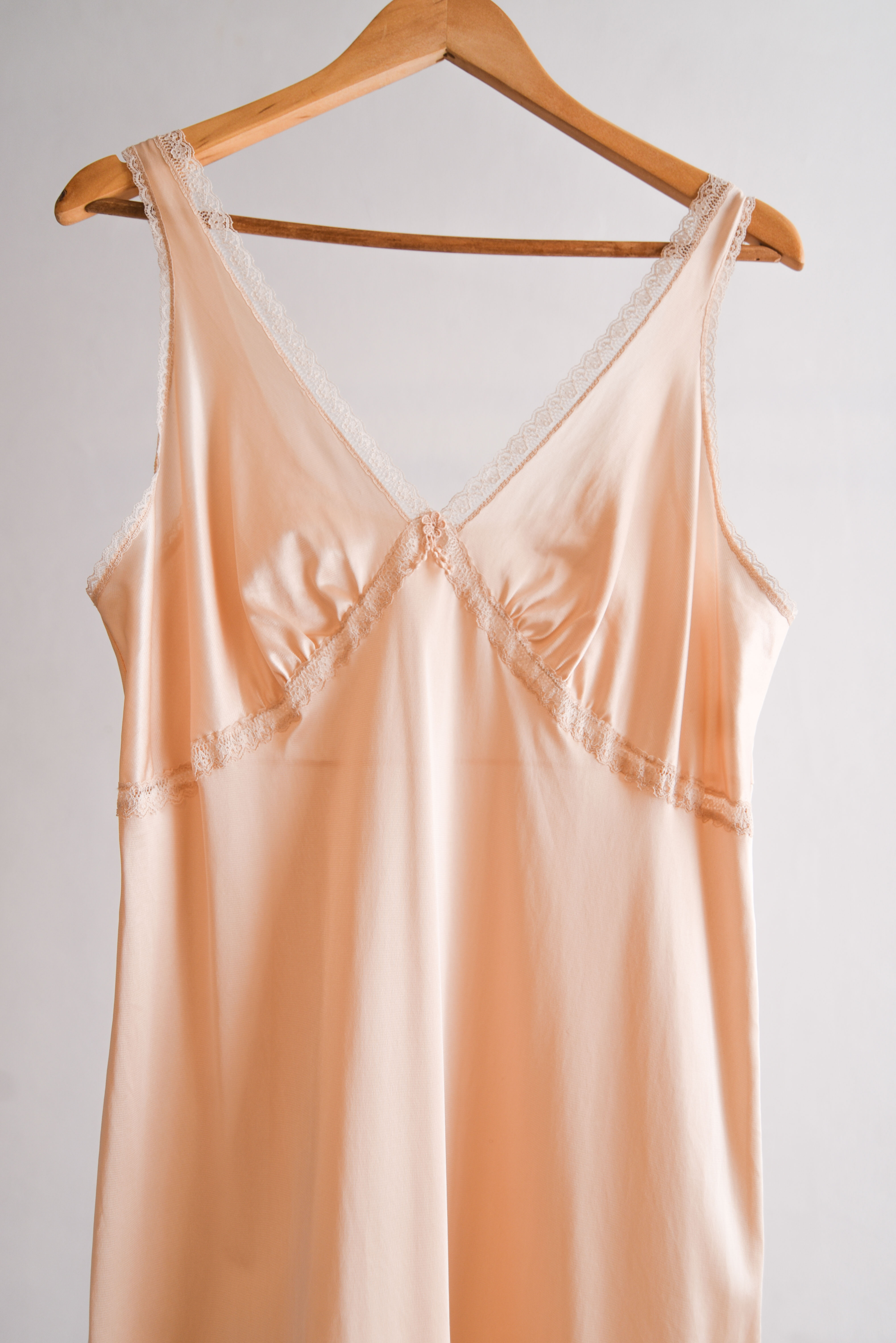 Vestido lencero nude encaje