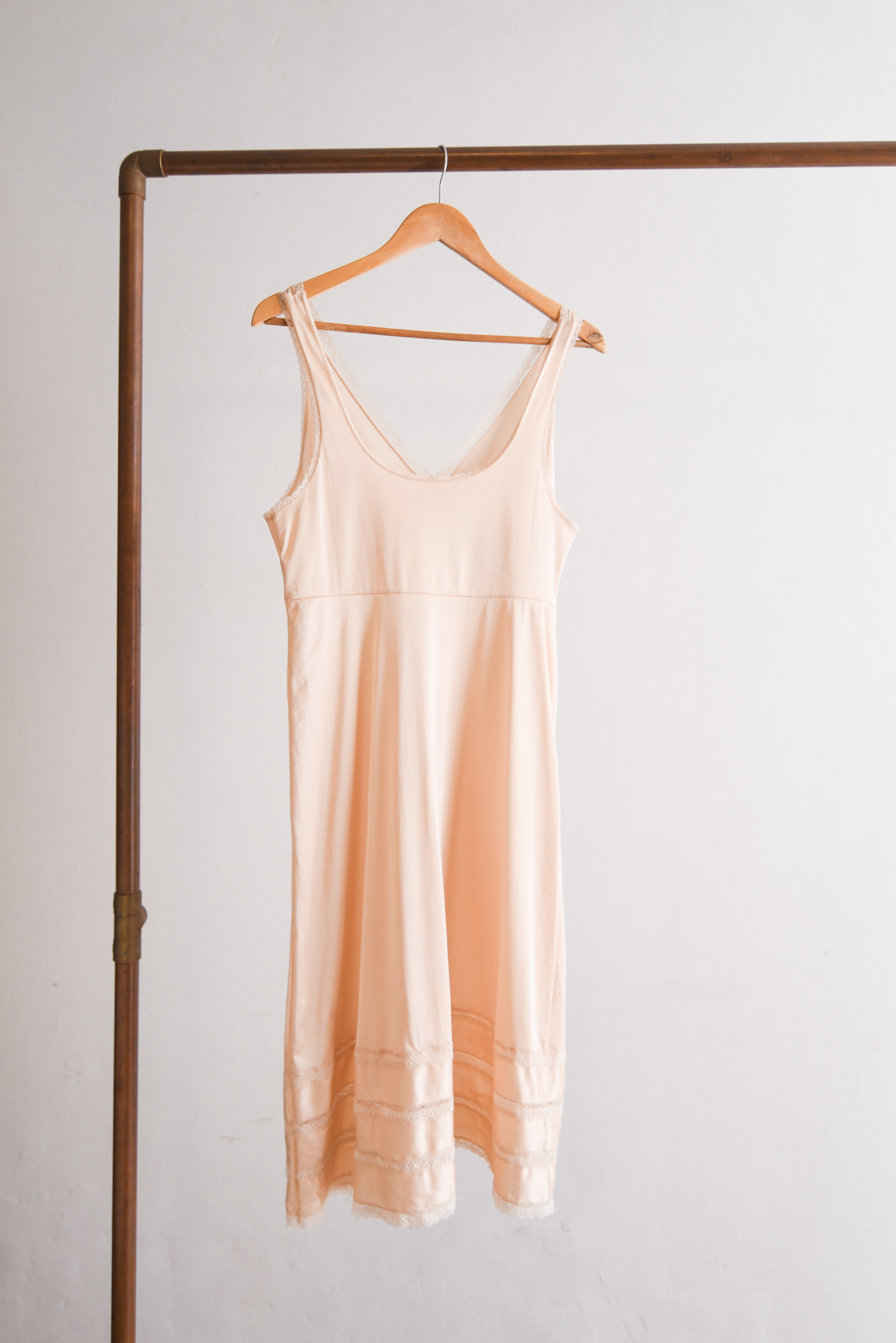 Vestido lencero nude encaje