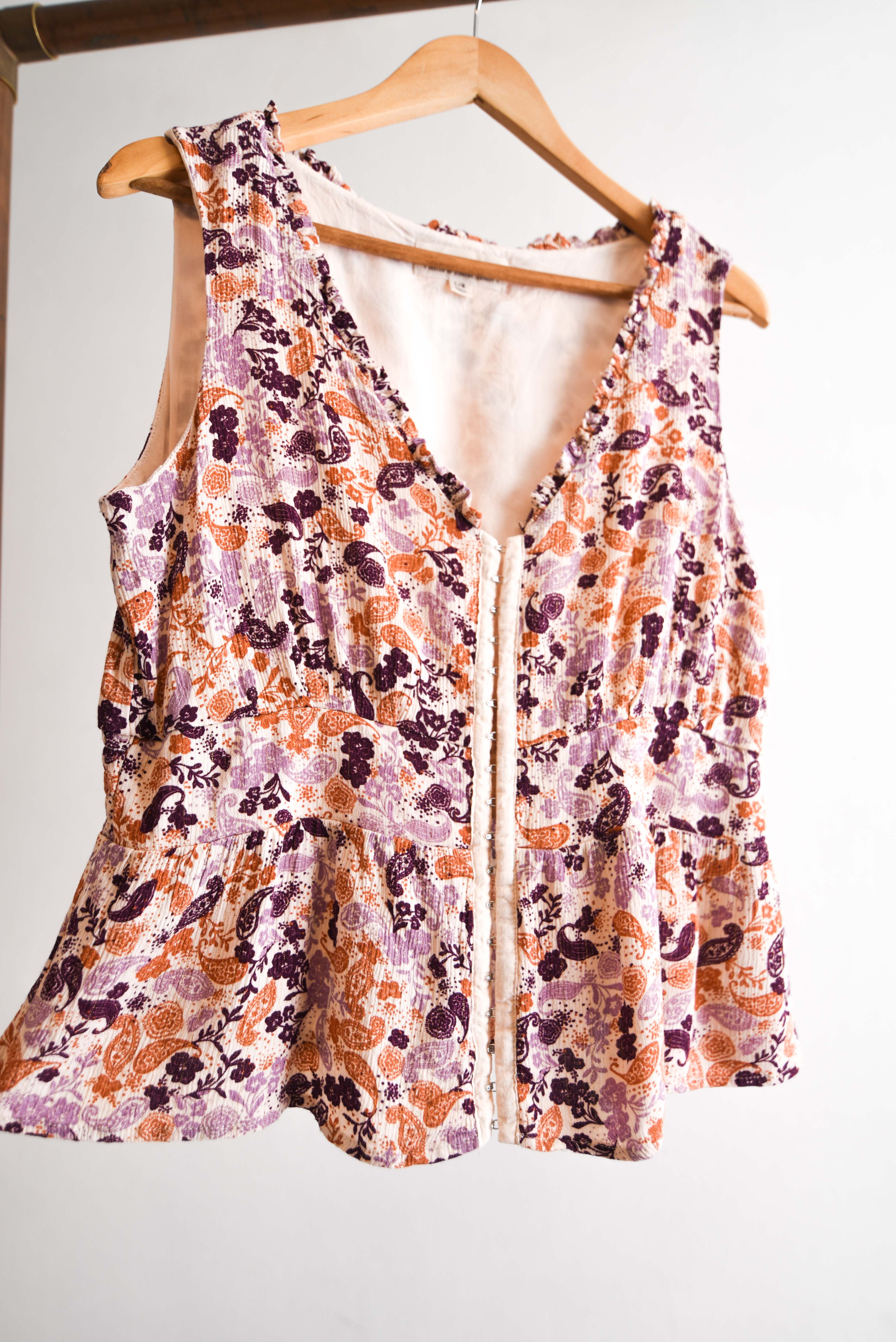 Top marfil y morado paisley
