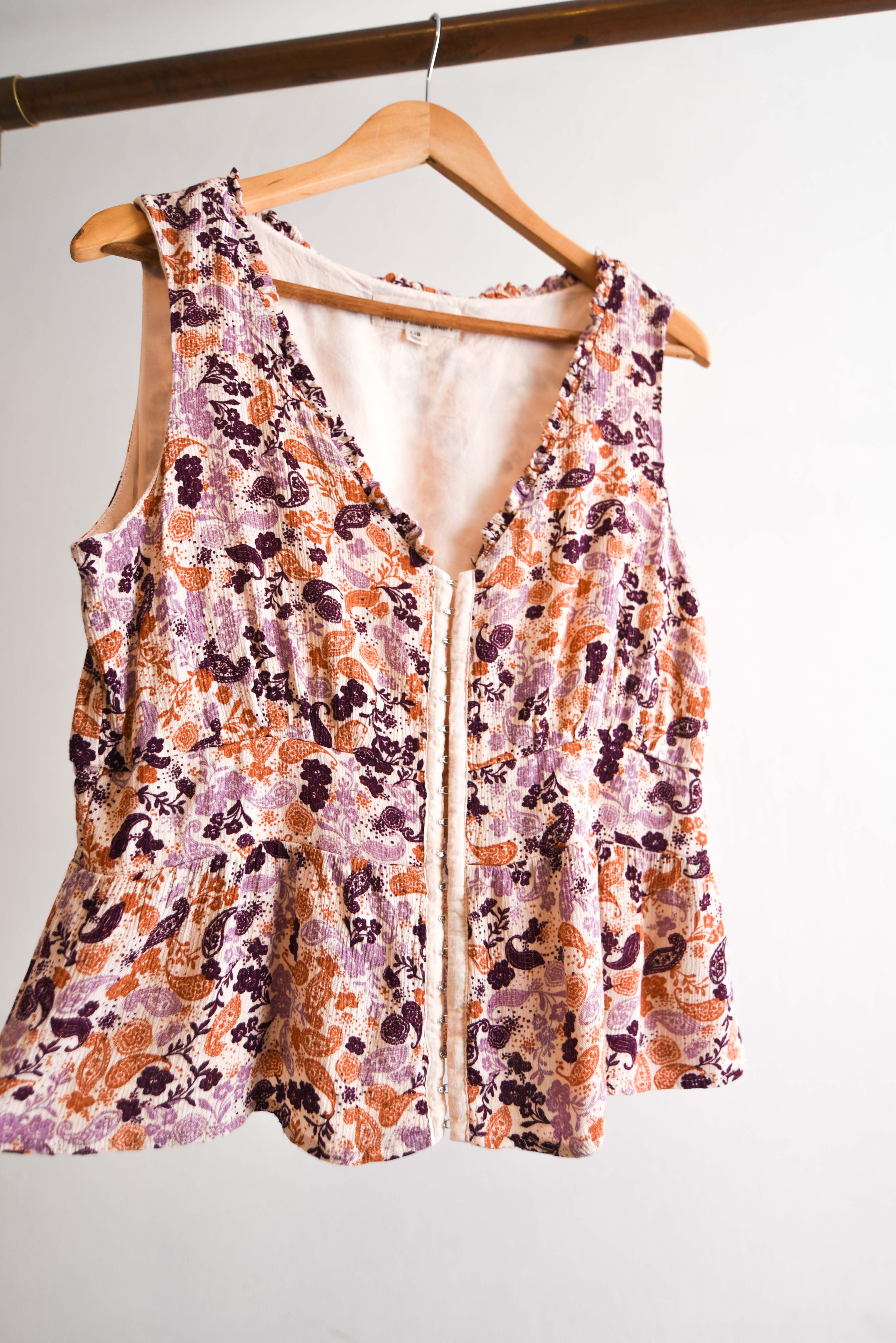 Top marfil y morado paisley