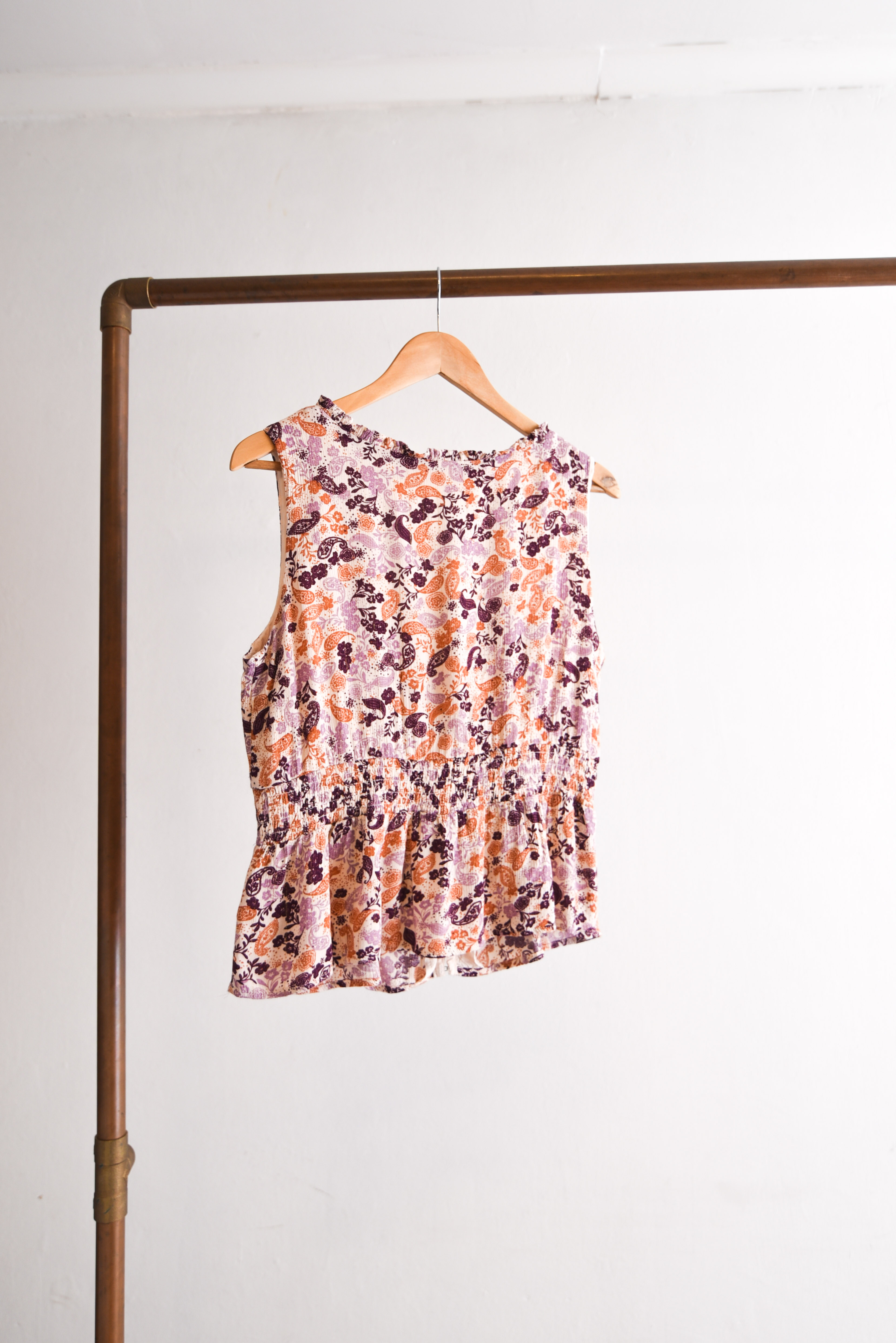 Top marfil y morado paisley