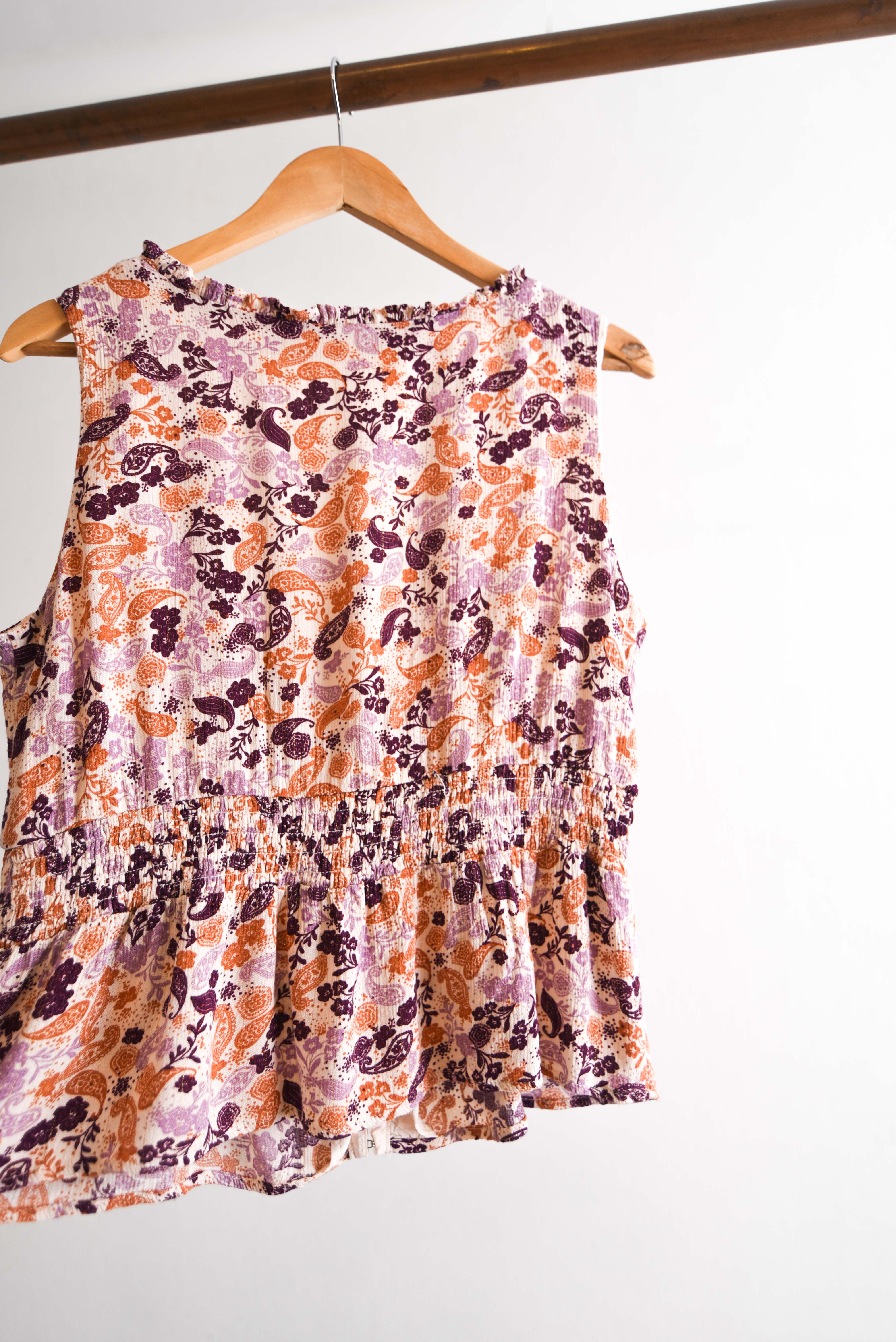 Top marfil y morado paisley