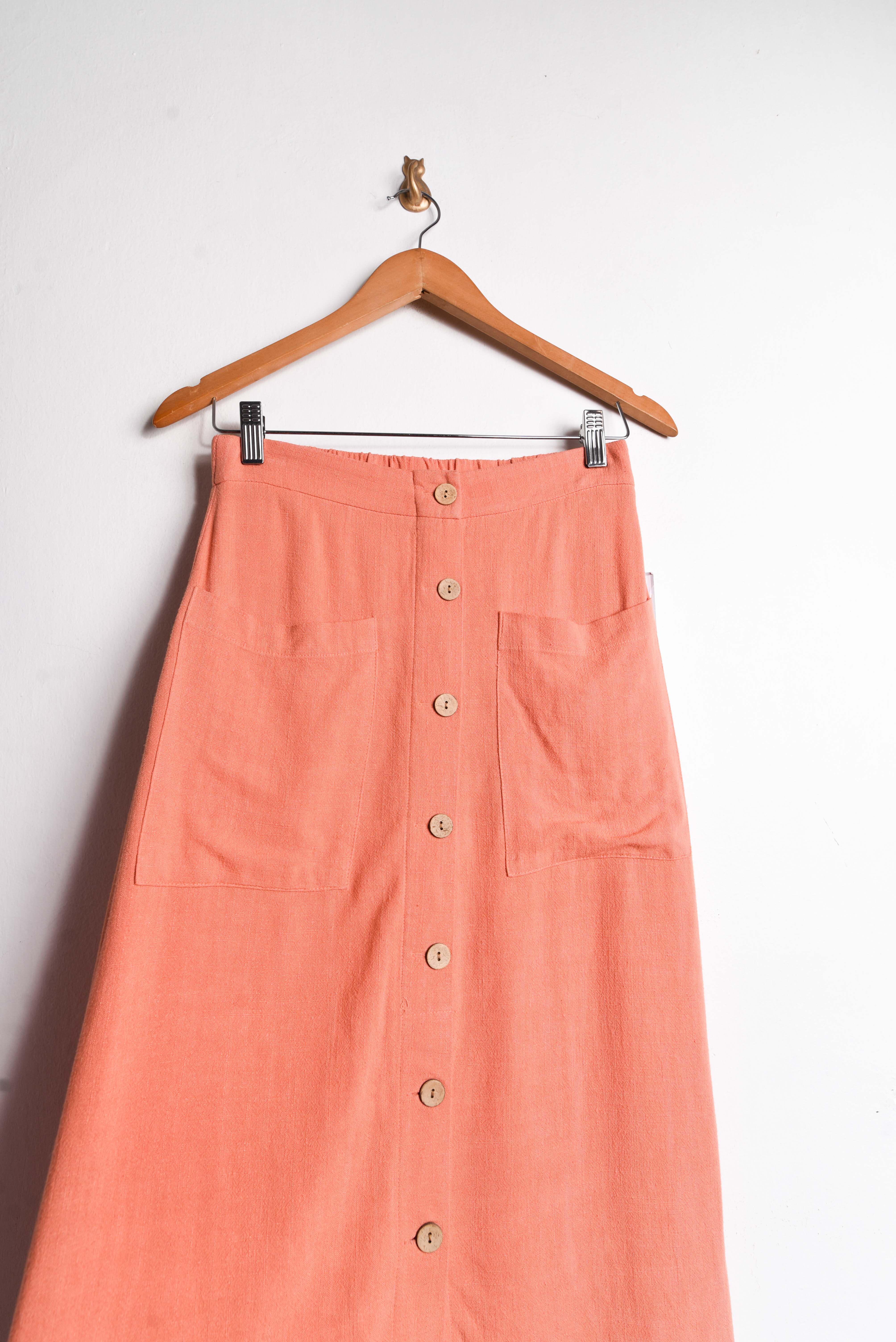 Falda naranja botones