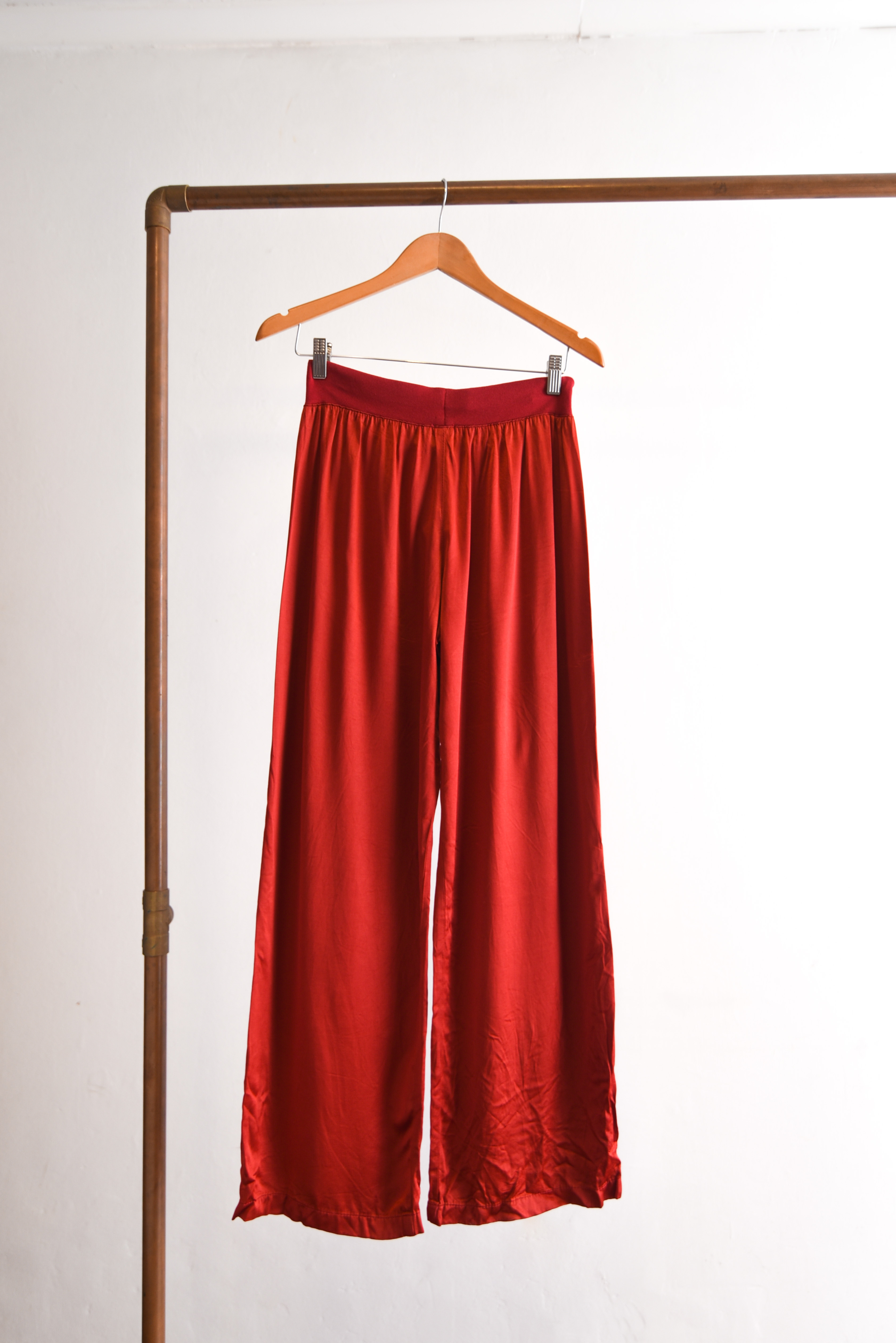 Pantalón rojo satín