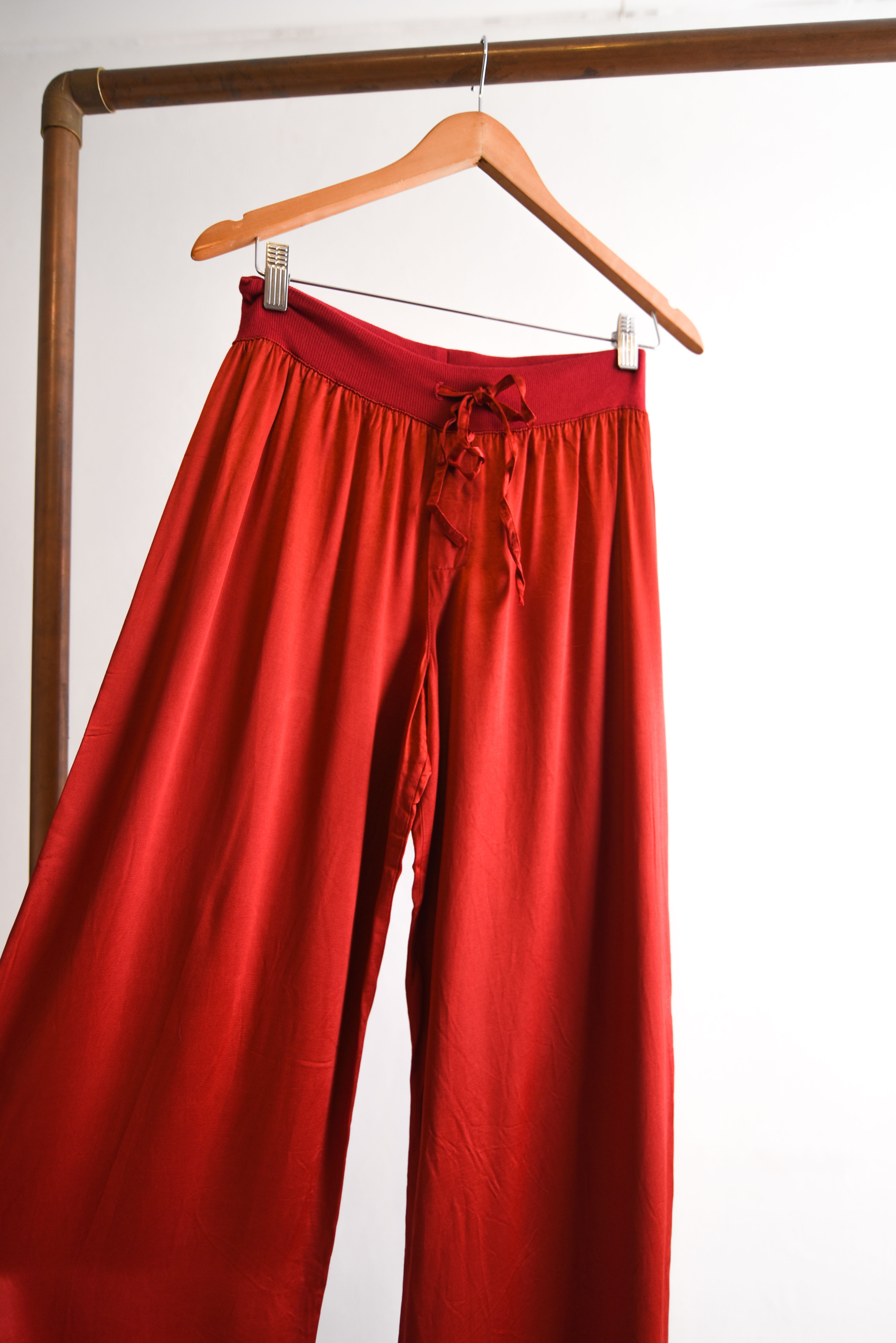 Pantalón rojo satín