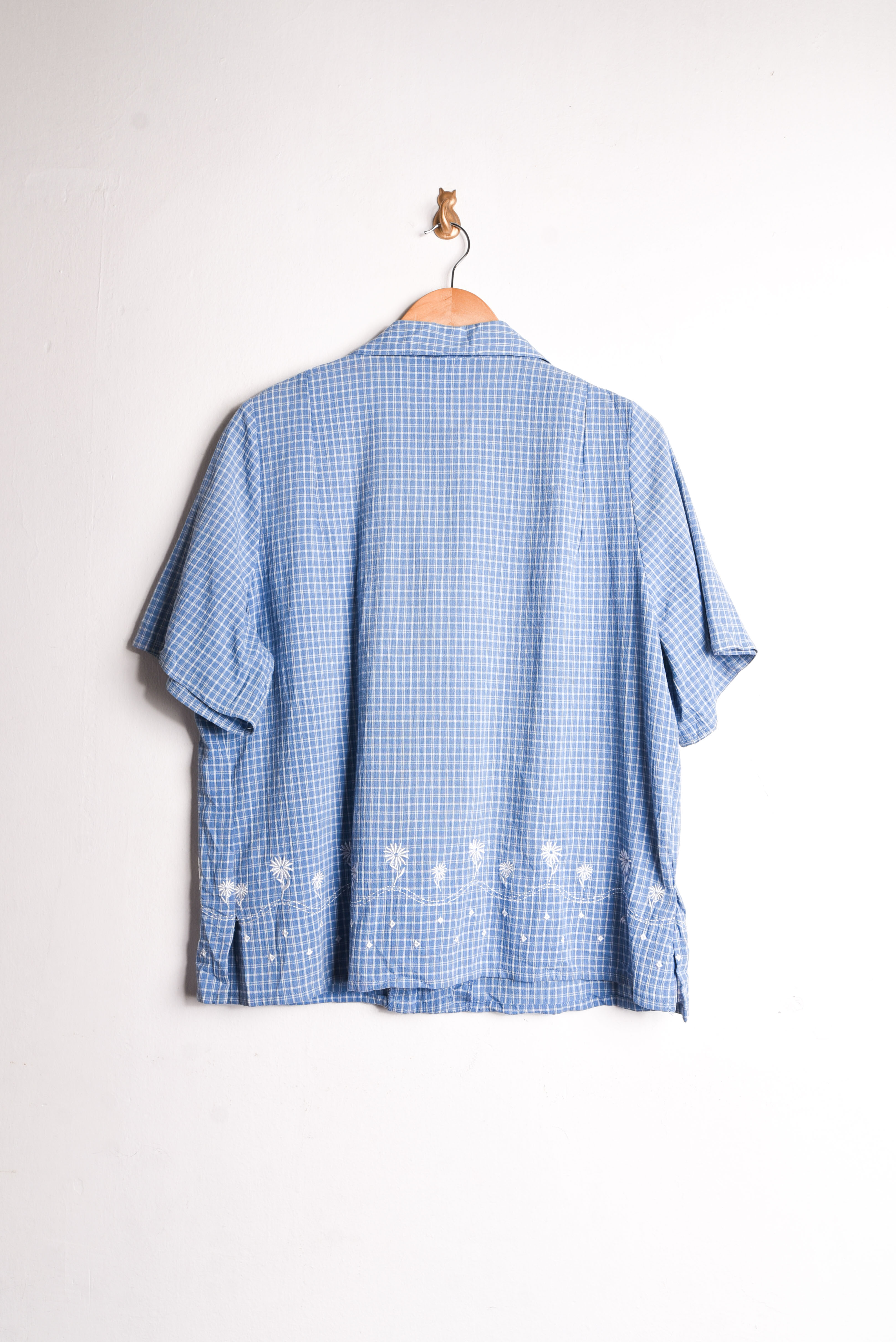 Camisa celeste grilla y bordado