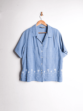 Camisa celeste grilla y bordado