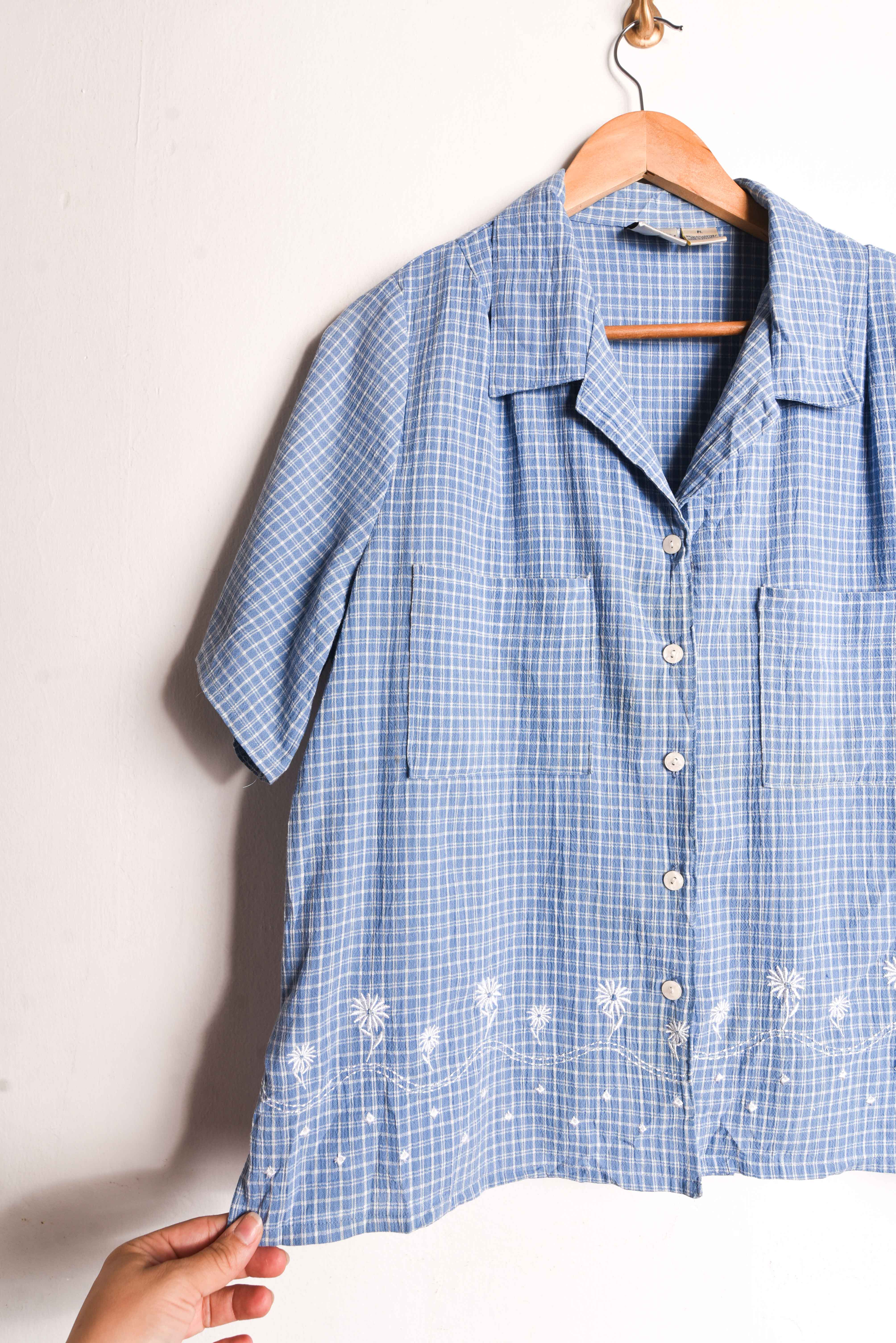 Camisa celeste grilla y bordado