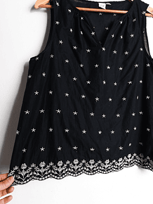 Blusa negra bordada 