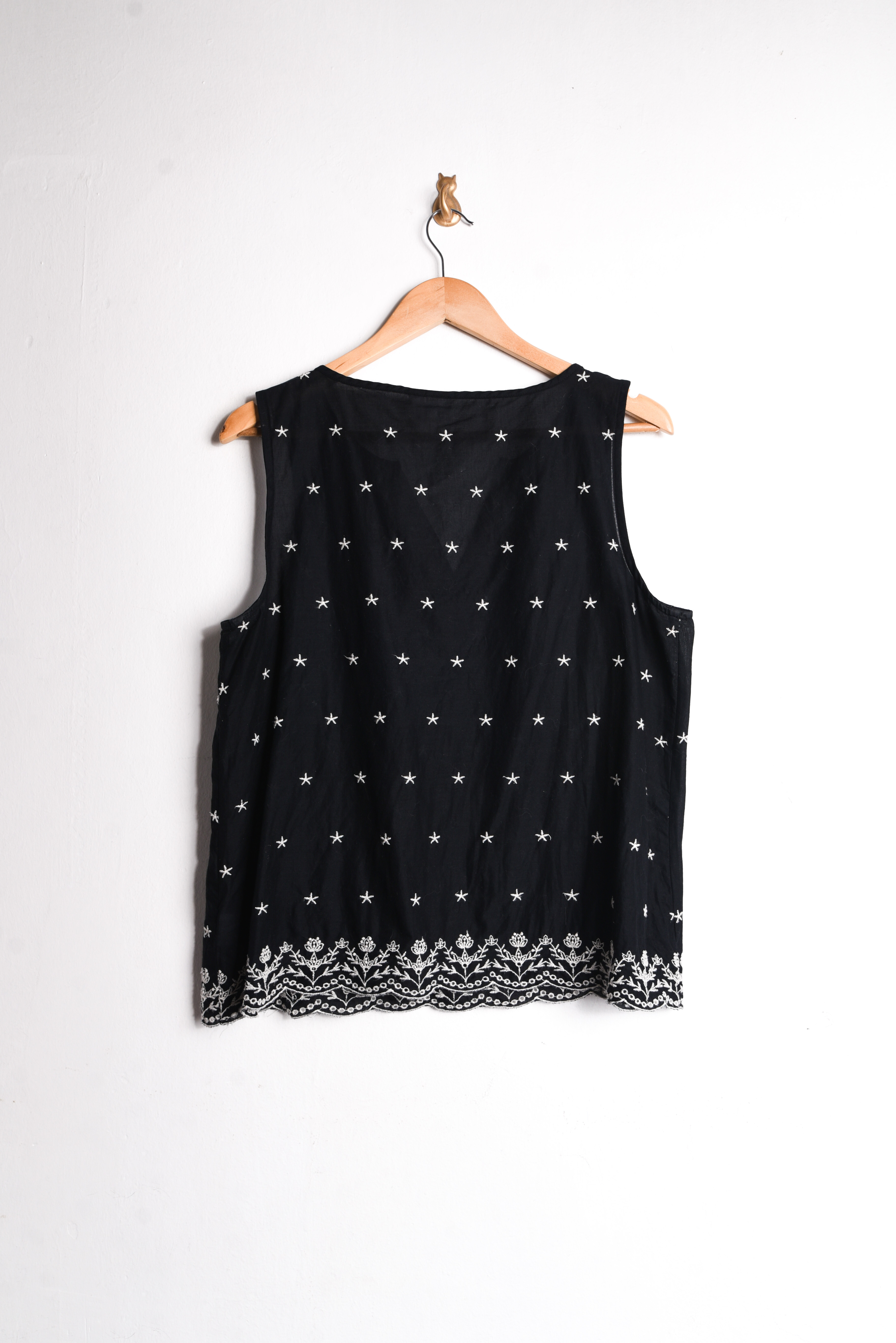 Blusa negra bordada 