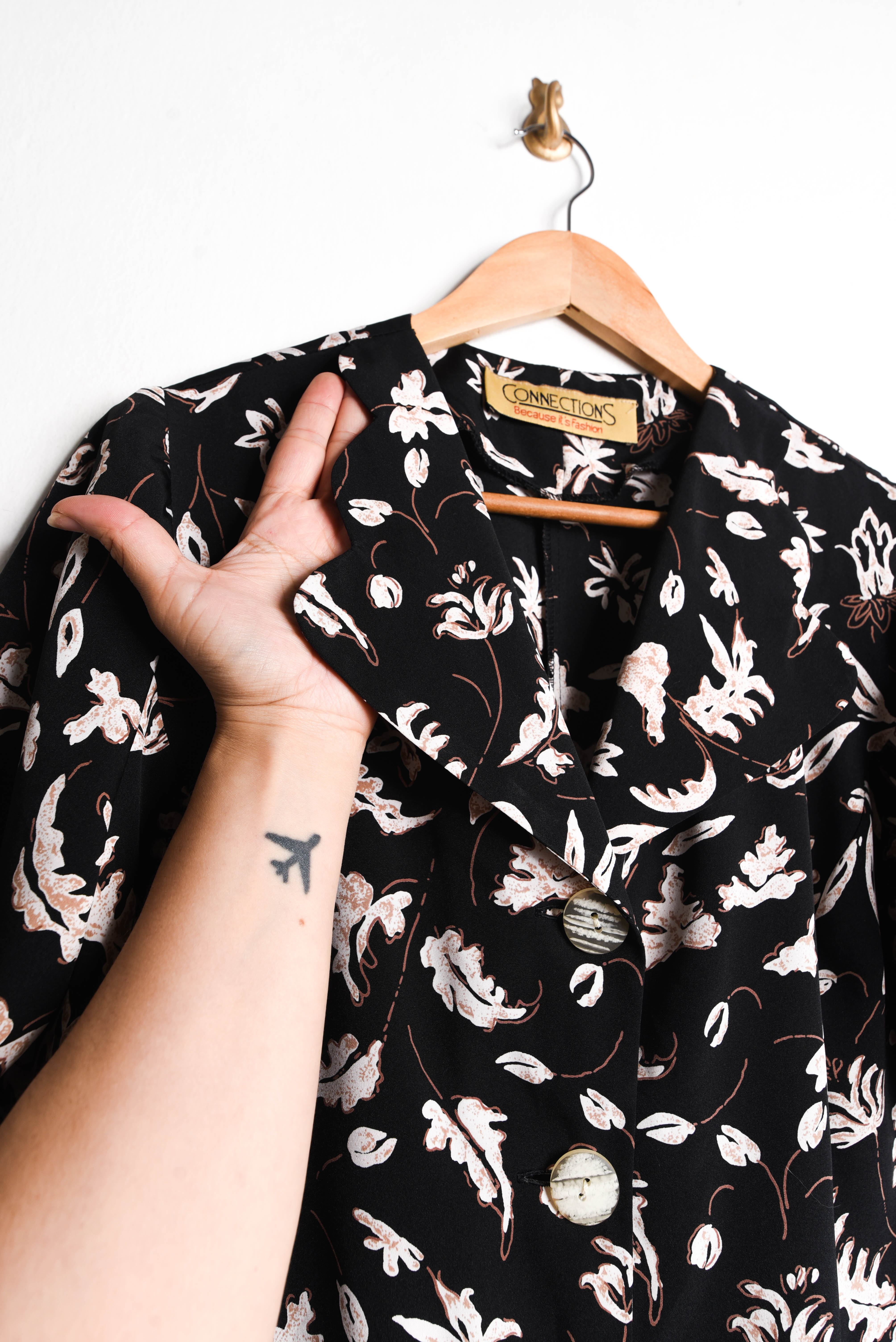 Blusa negra vintage print hojitas