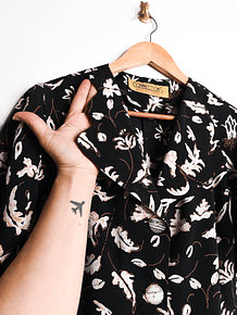Blusa negra vintage print hojitas