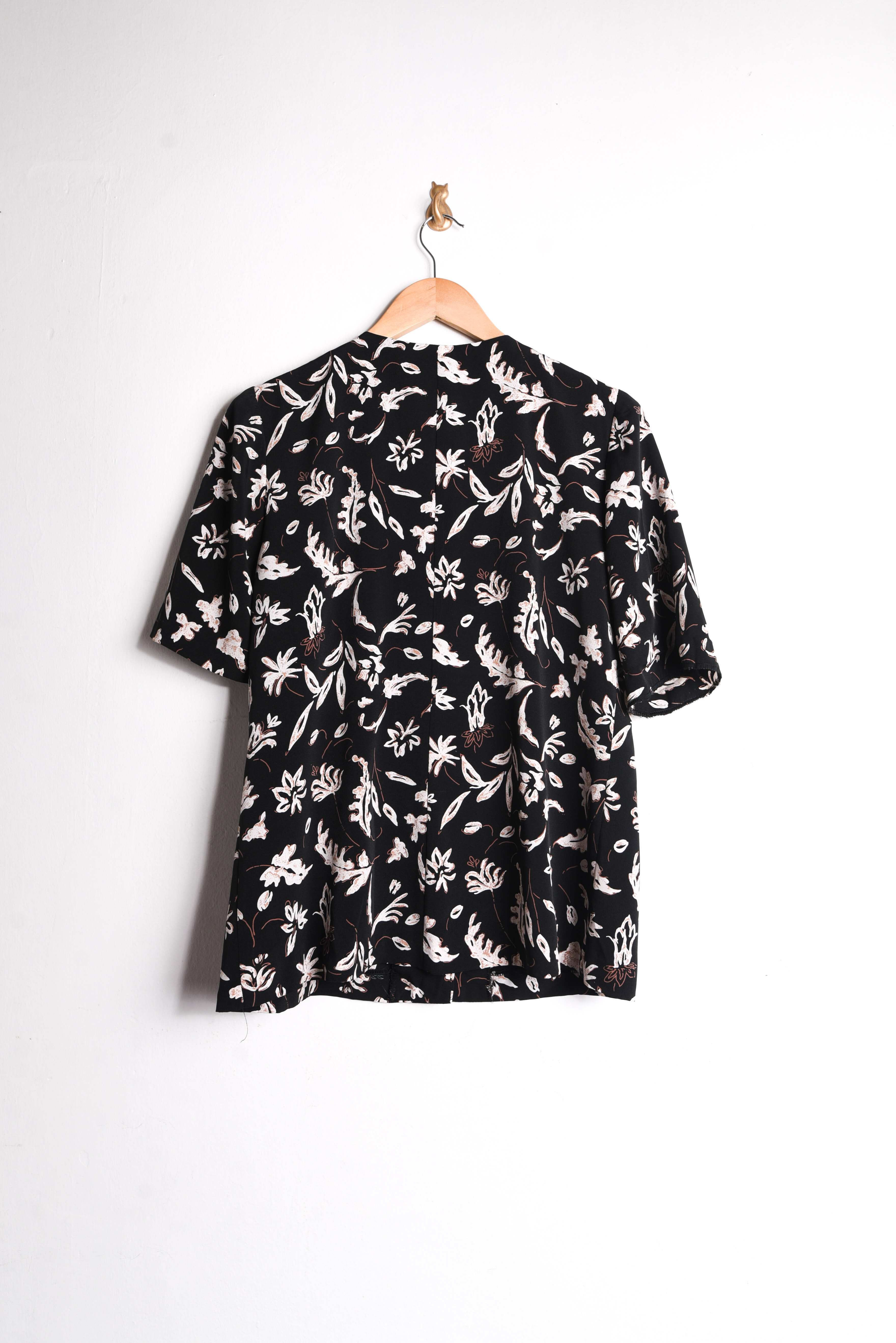 Blusa negra vintage print hojitas