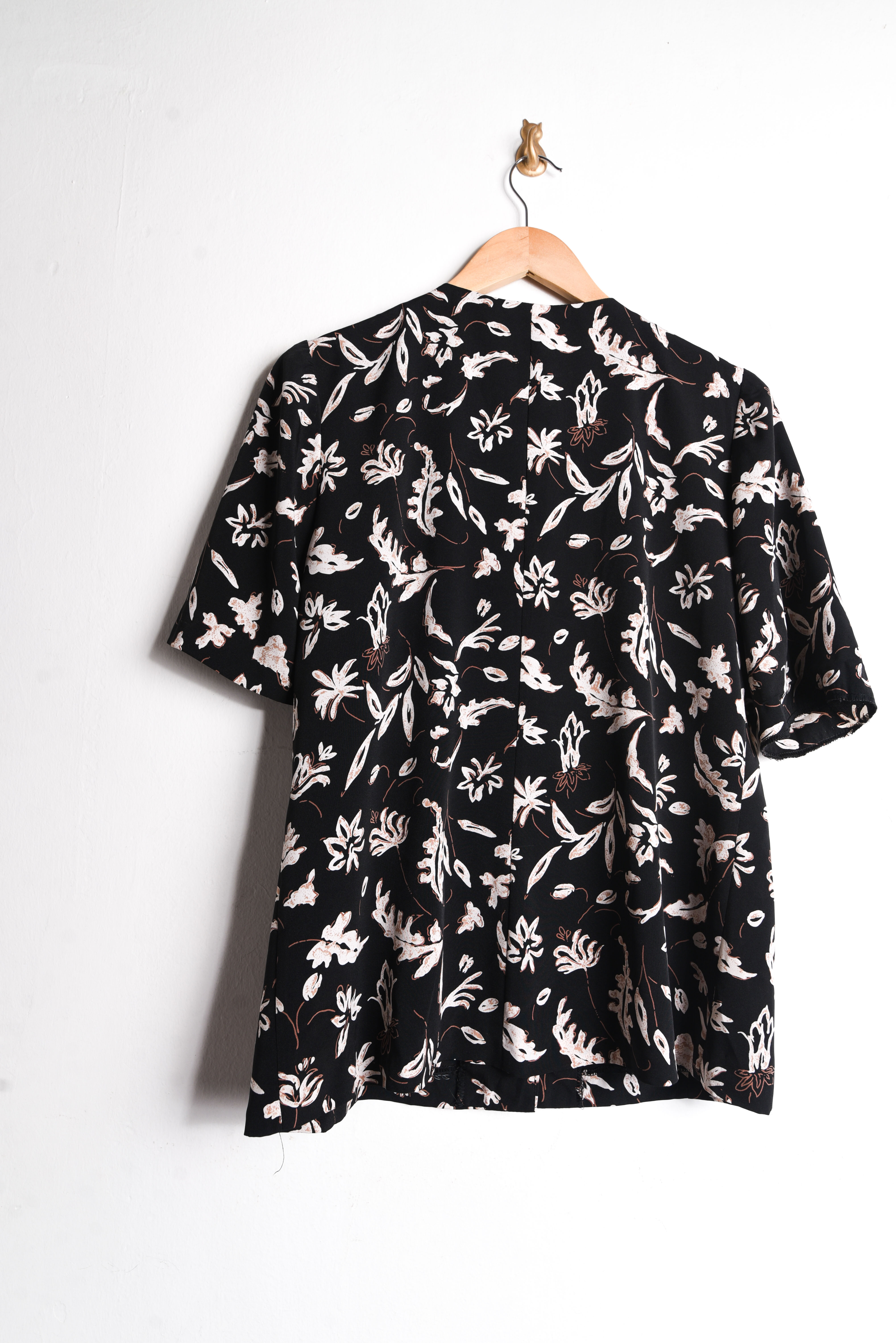 Blusa negra vintage print hojitas