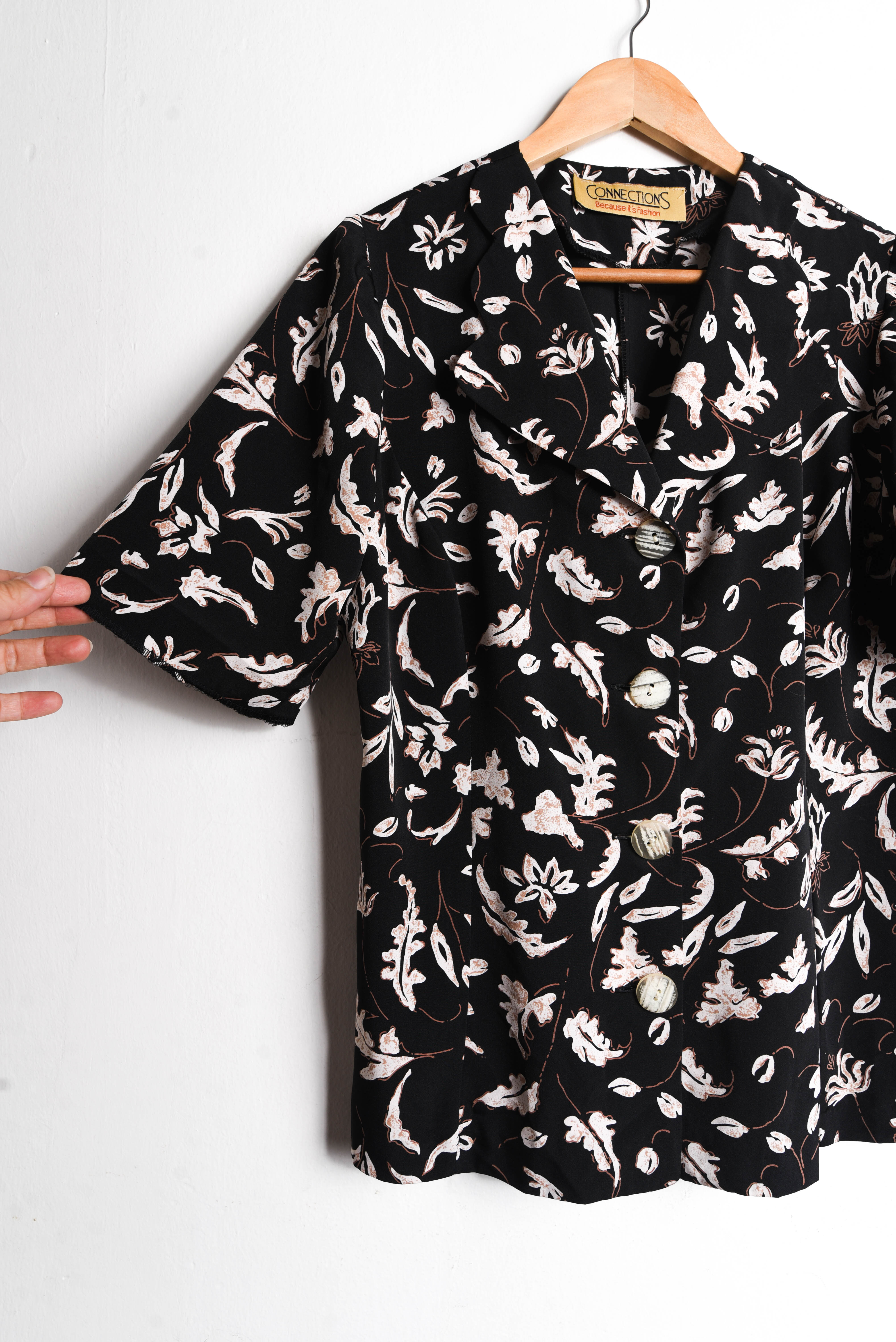 Blusa negra vintage print hojitas