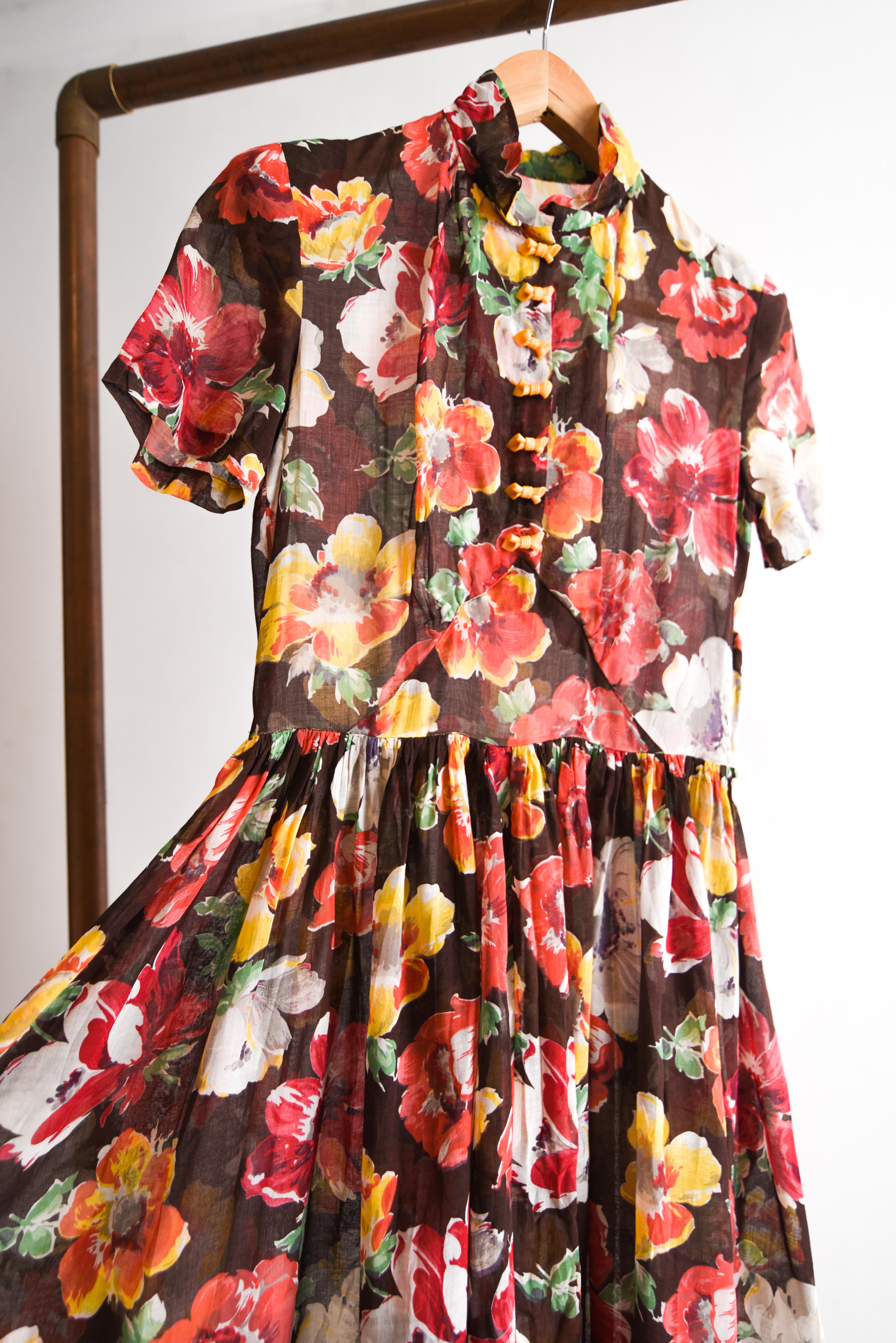 Vestido café floral 1950s