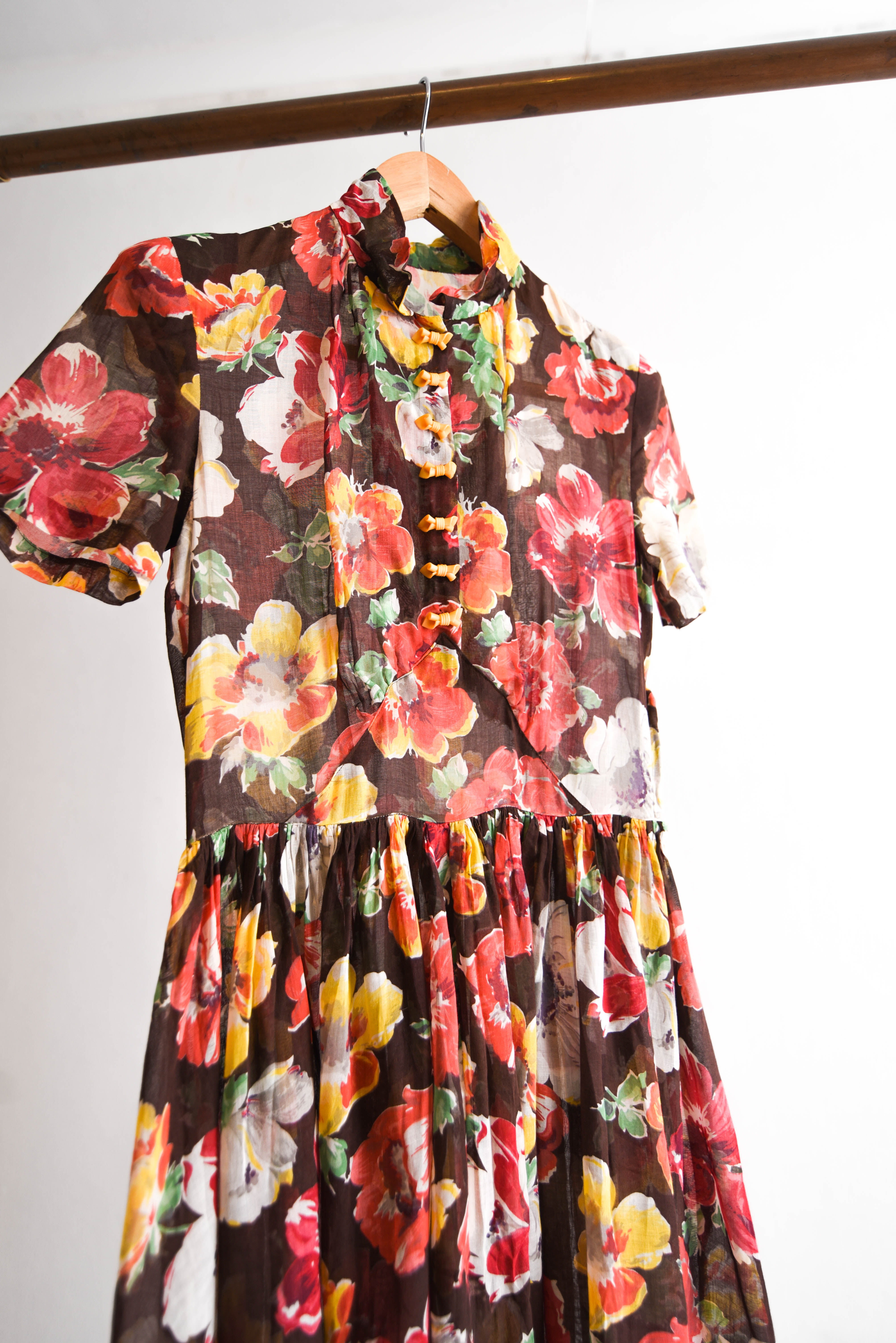 Vestido café floral 1950s