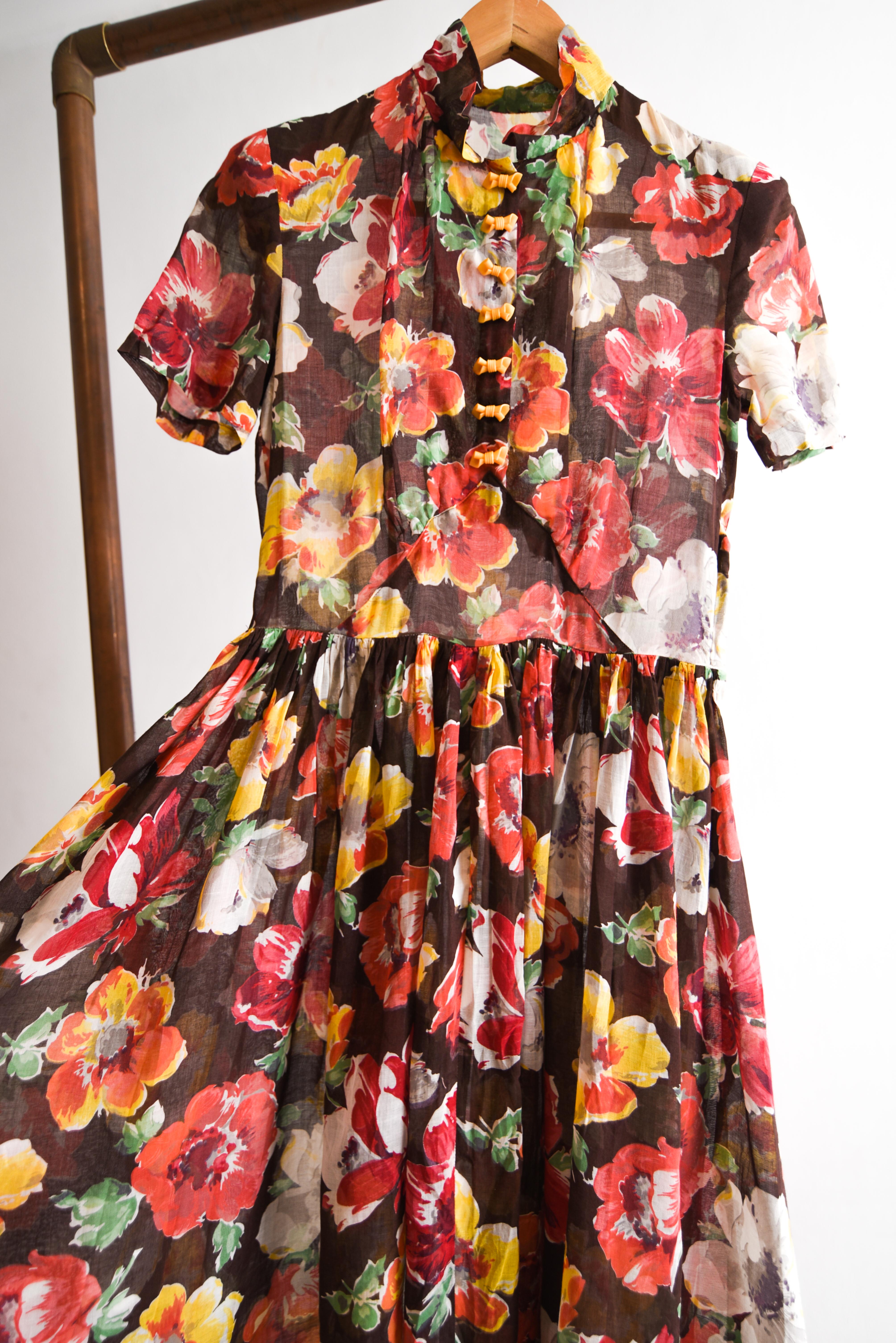 Vestido café floral 1950s