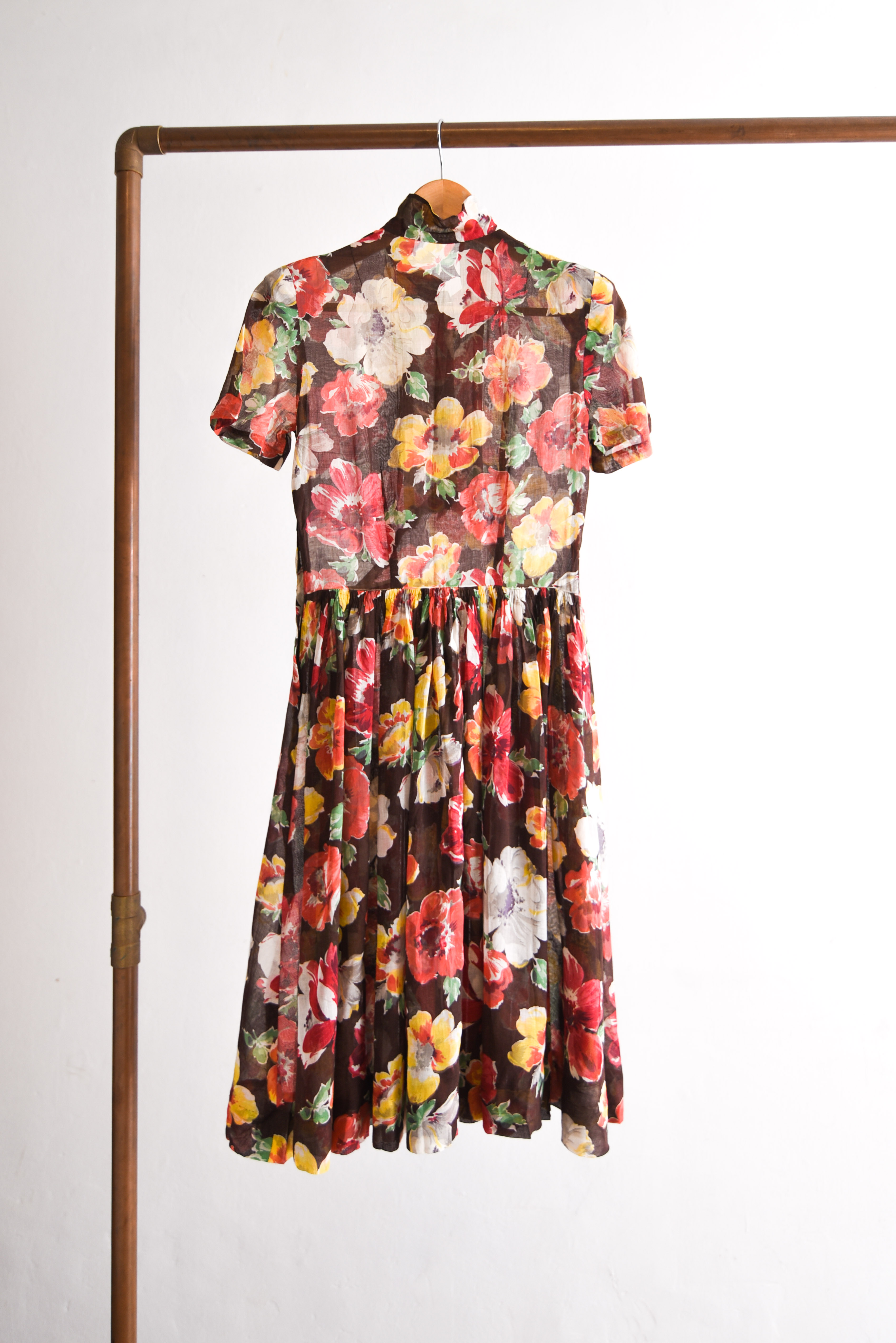 Vestido café floral 1950s