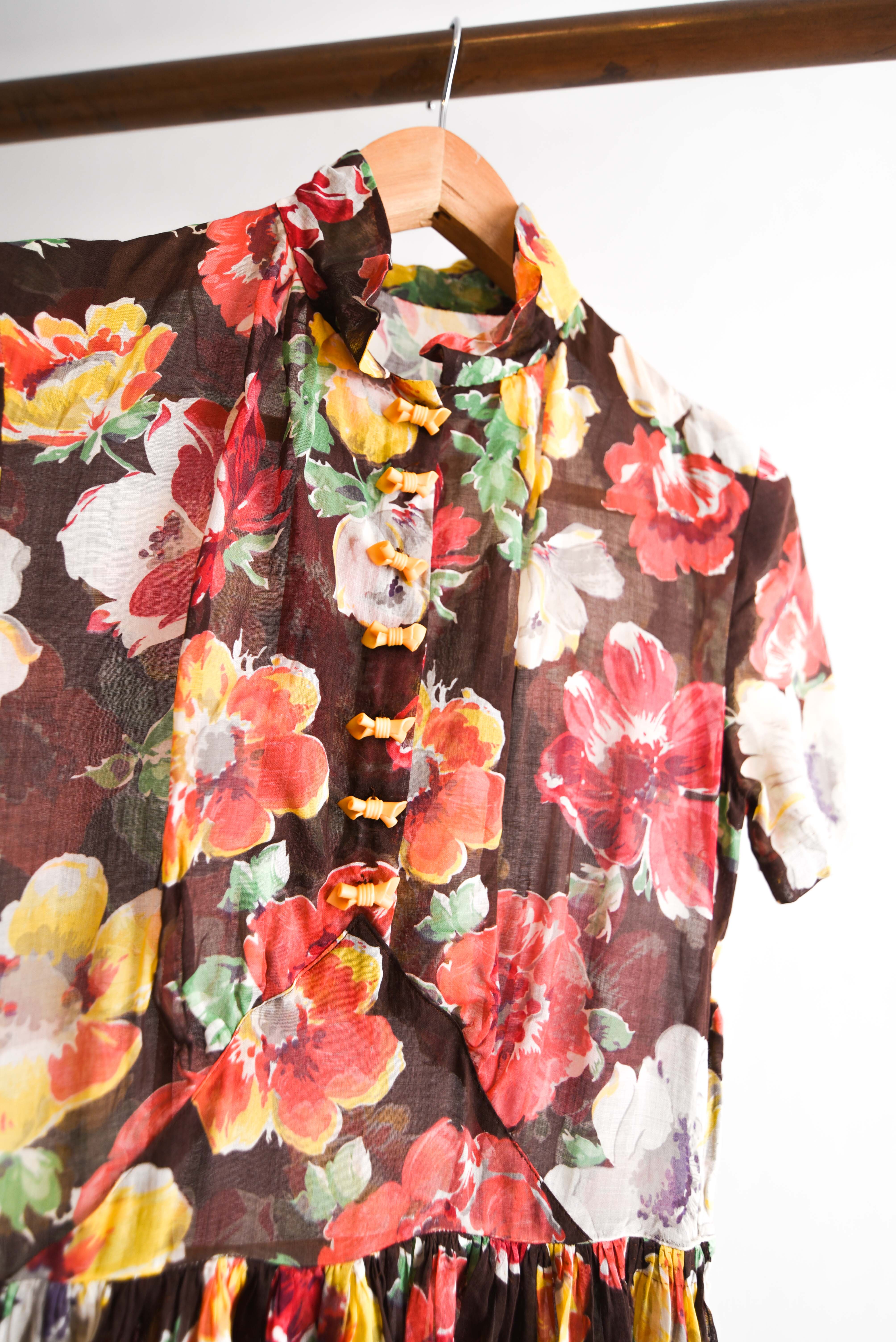 Vestido café floral 1950s