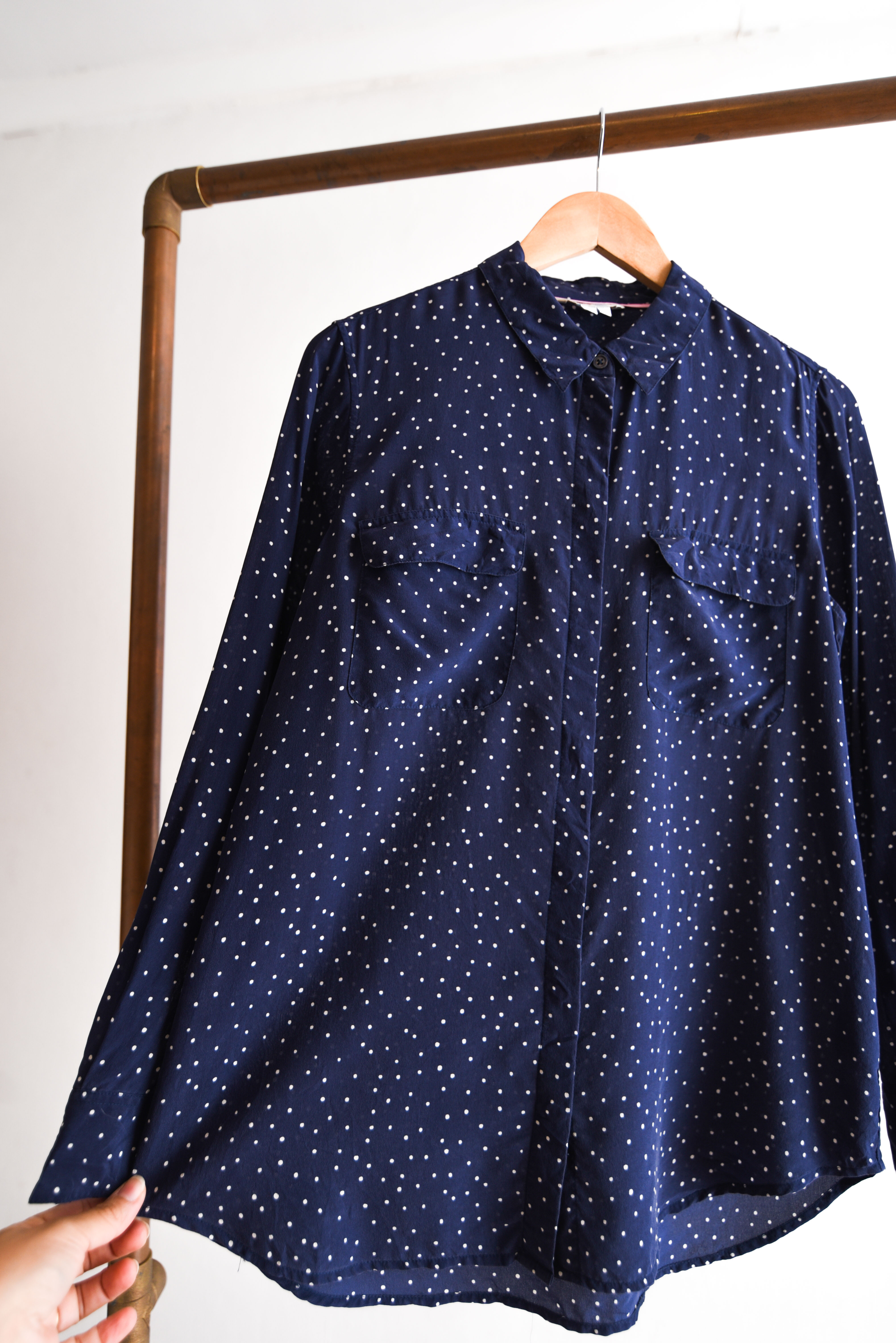 Blusa azul seda lunares