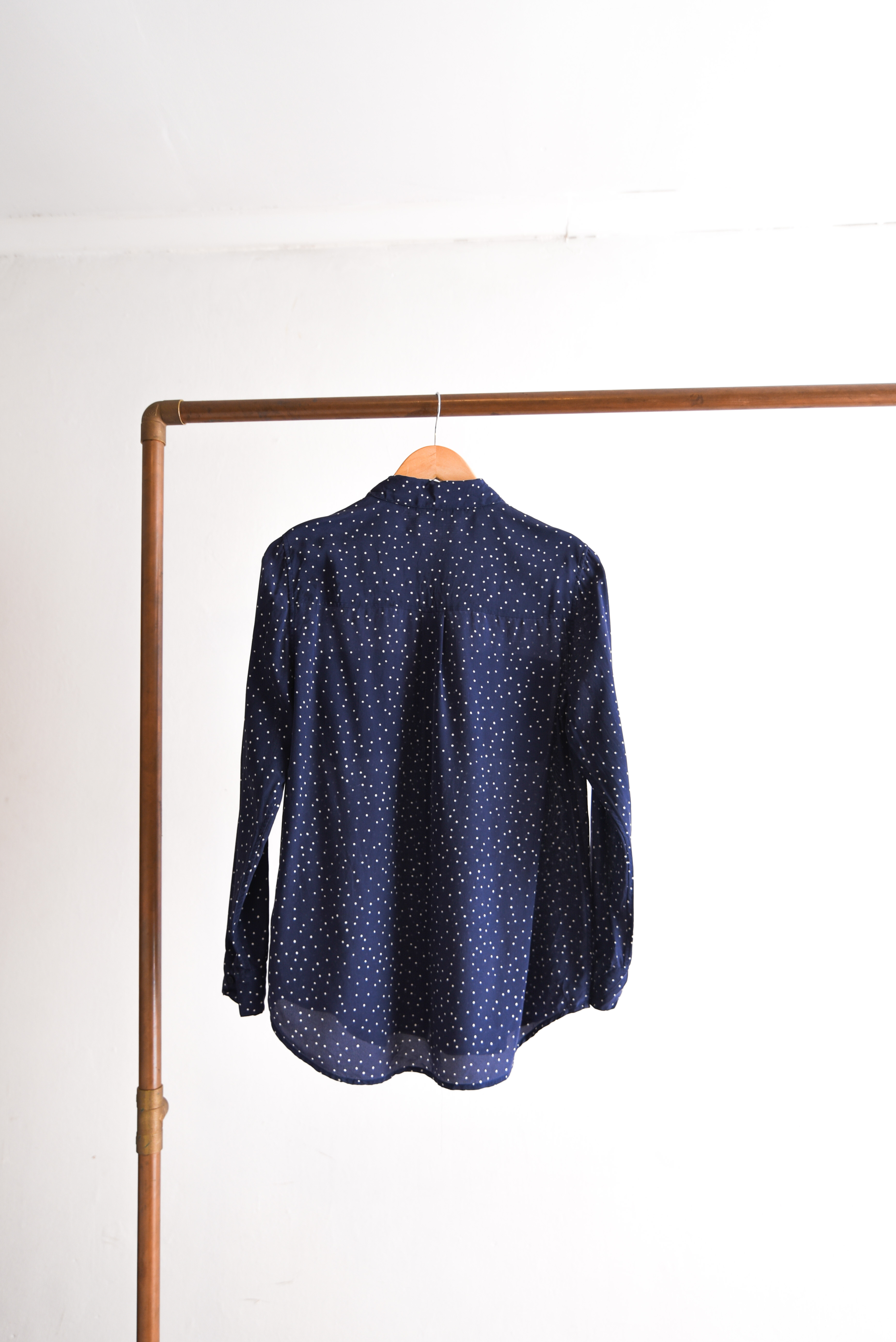 Blusa azul seda lunares