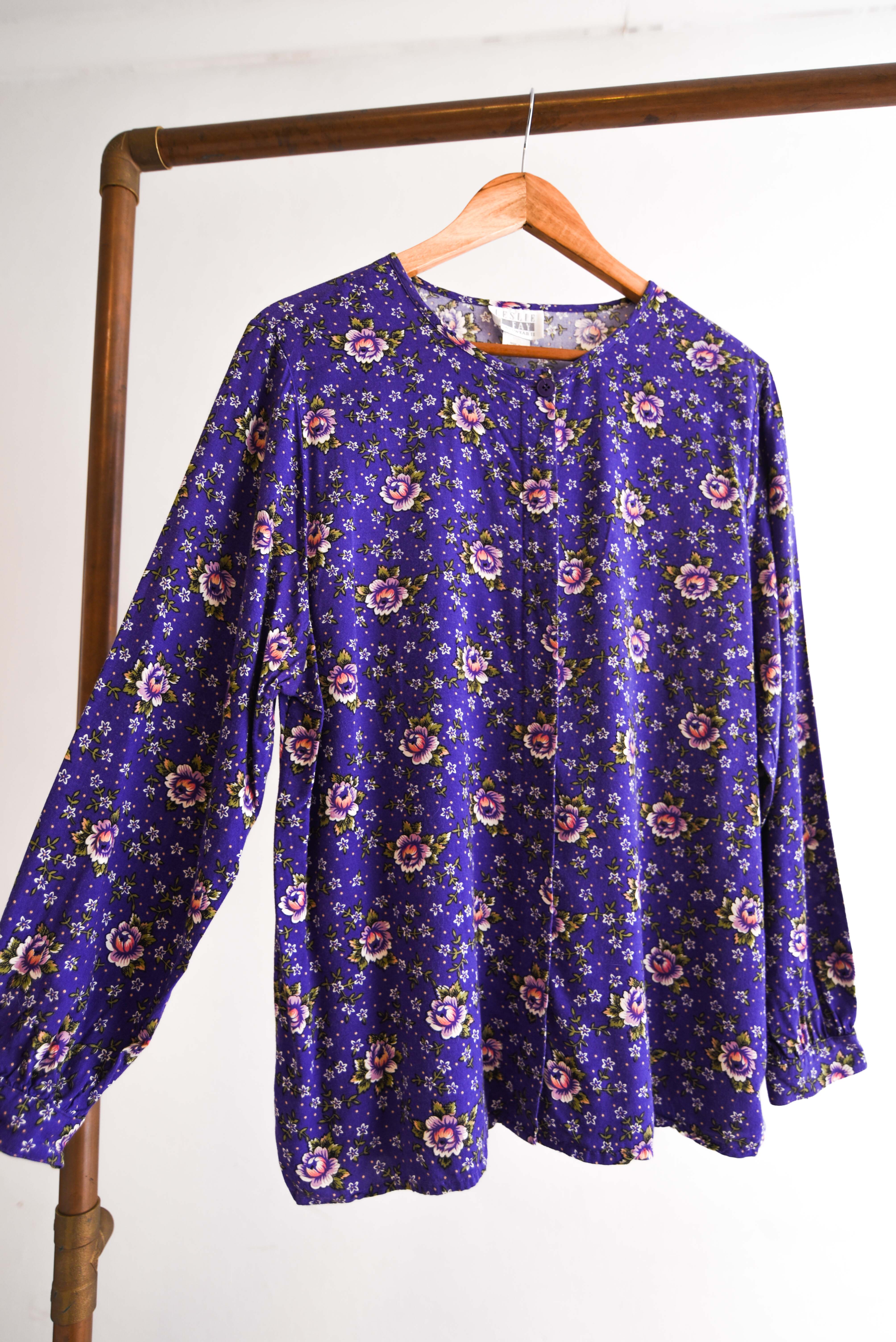 Blusa morada floral vintage
