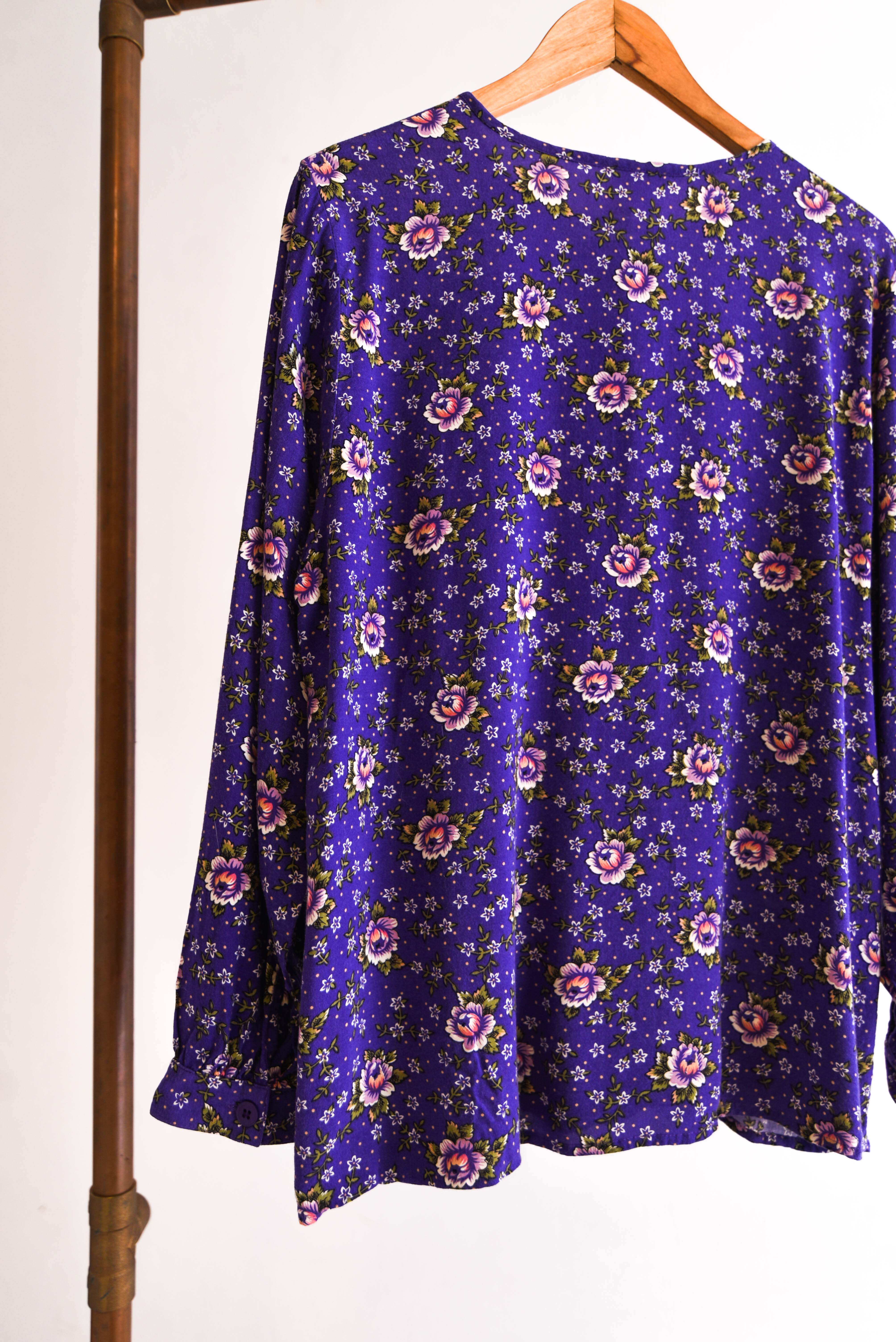 Blusa morada floral vintage